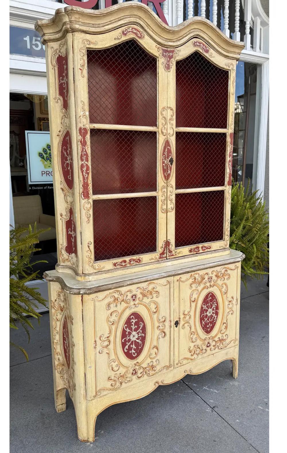 Antigua Vitrina Francesa con Frente de Alambre Decorada con Pintura Roja y Marfil siglo XIX en venta