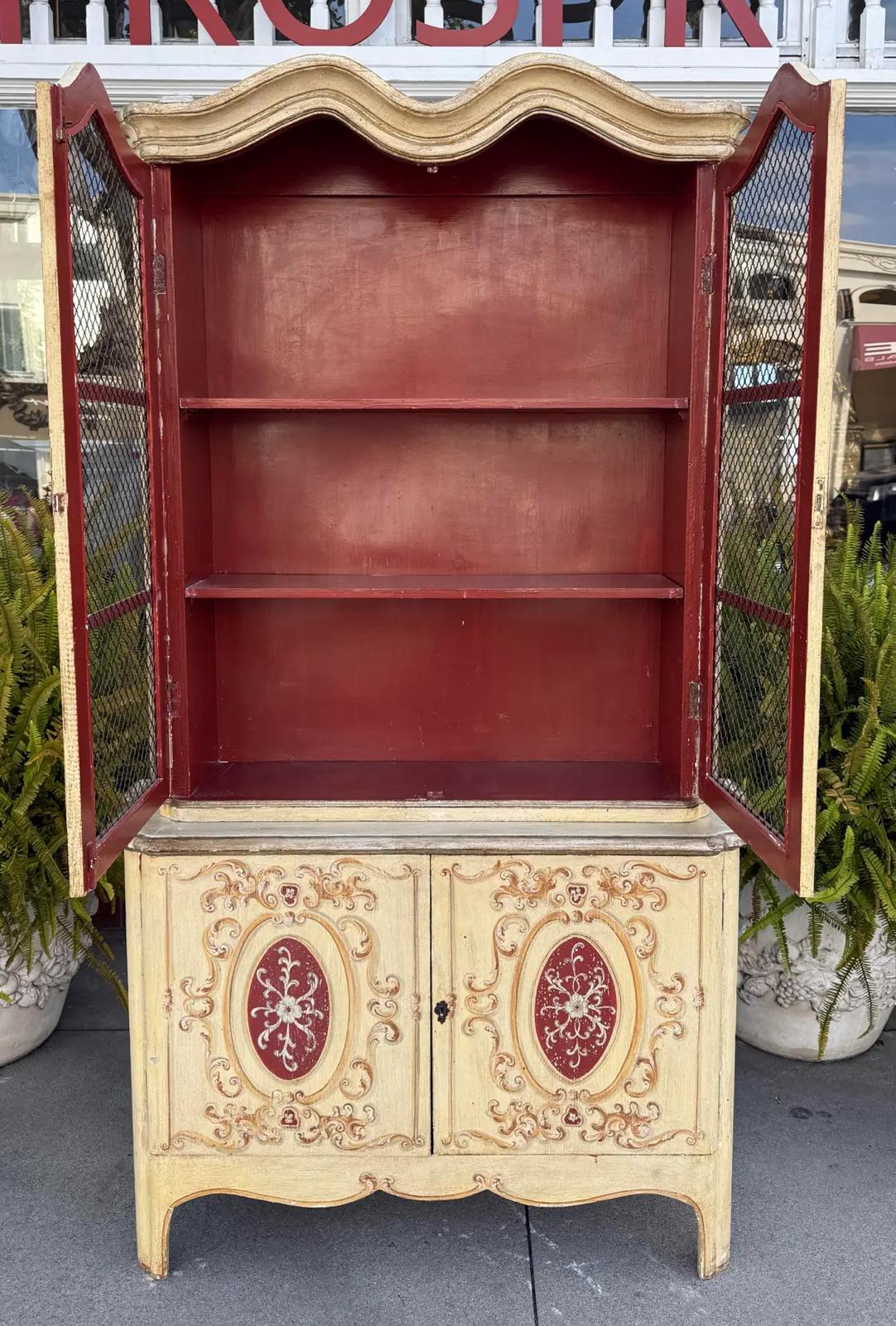 Antigua Vitrina Francesa con Frente de Alambre Decorada con Pintura Roja y Marfil en venta 2