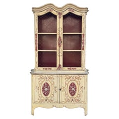 Ancienne vitrine française décorée de peinture rouge et ivoire sur le devant