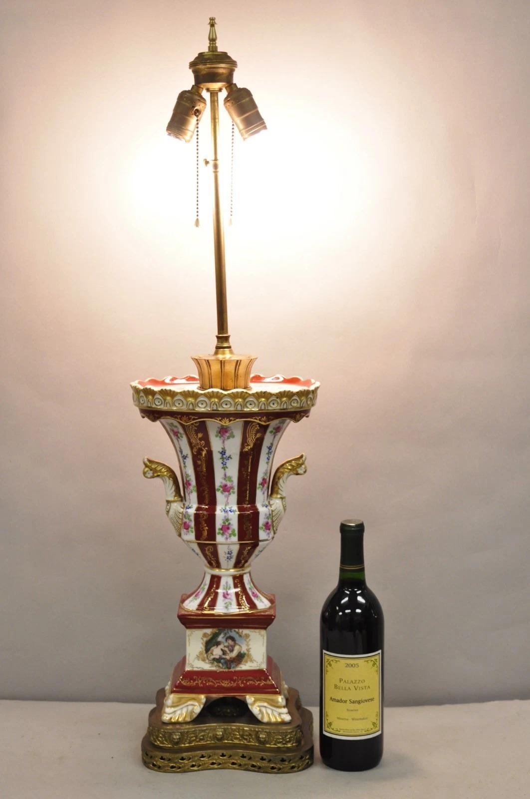 Antigua lámpara de sobremesa de porcelana roja francesa Style Paris con forma de urna, de SGK China, fabricada en el Japón ocupado. Principios del siglo XX. Medidas: 34,5
