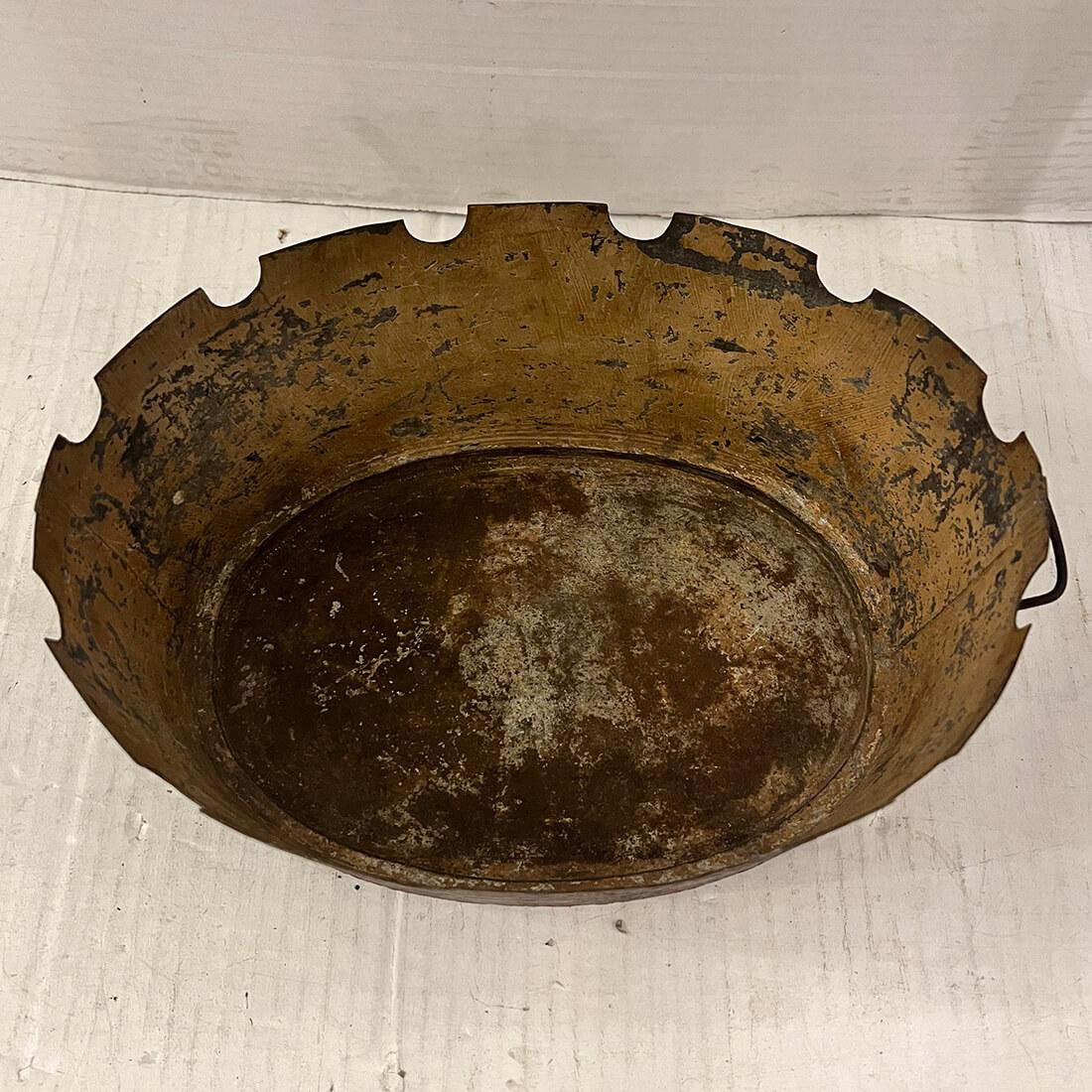 Français Cache pot ancien en tôle rouge française en vente