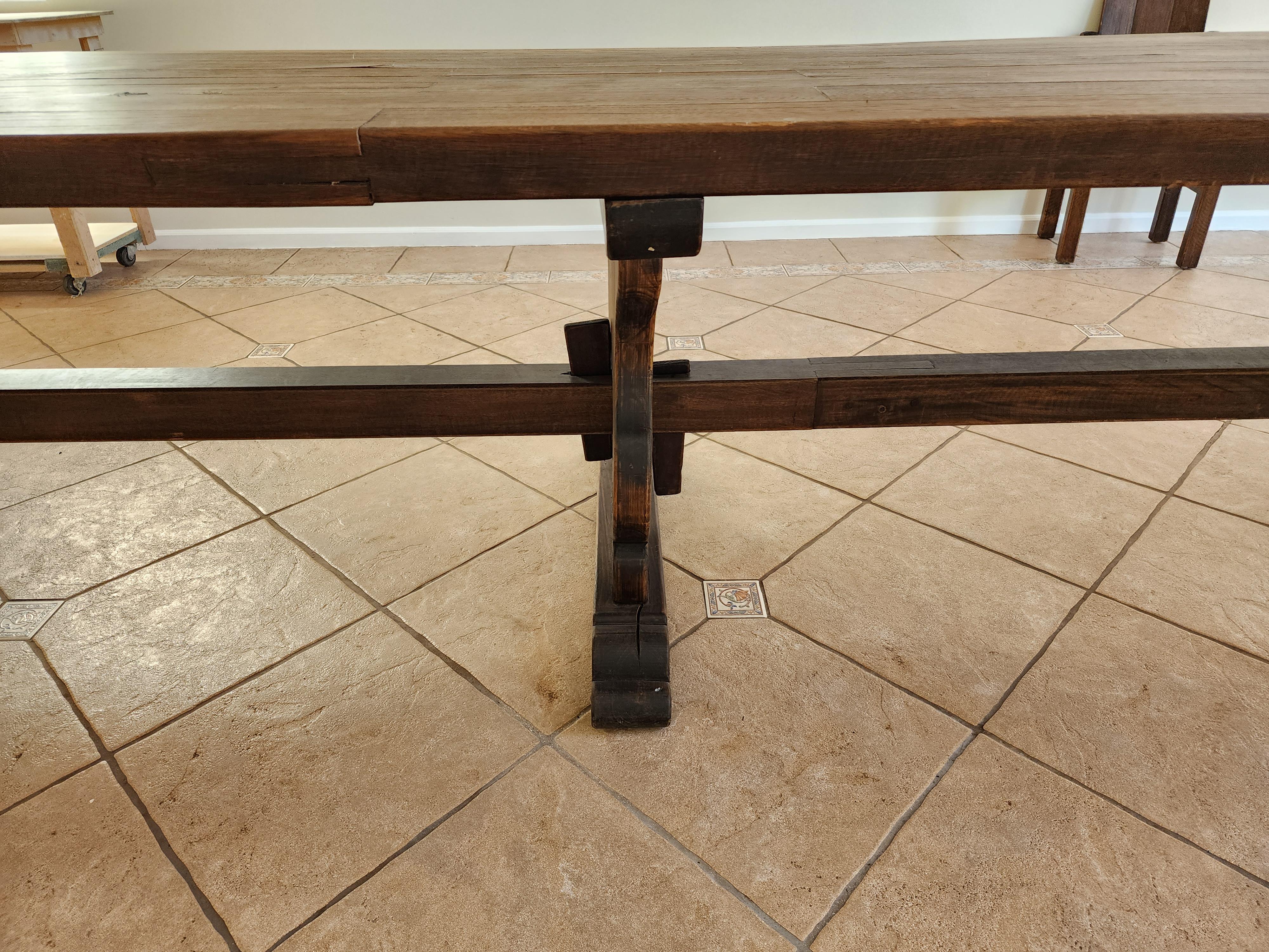 Ancienne table à manger de réfectoire française de 16 pieds en vente 3