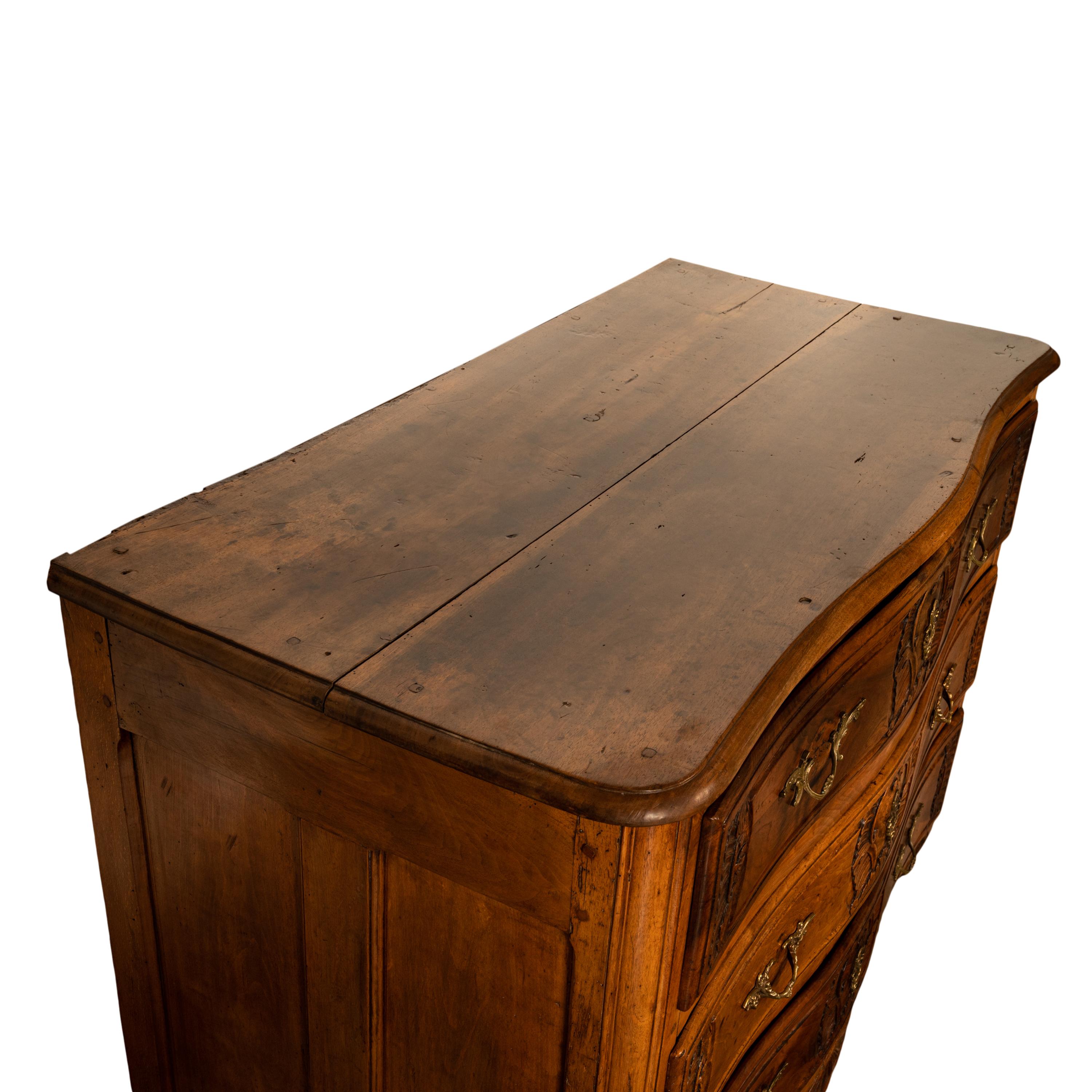 Antike französische Regence-Kommode aus geschnitztem Nussbaumholz mit 3 Schubladen, Provinz-Kommode, Lyon 1730 im Angebot 2