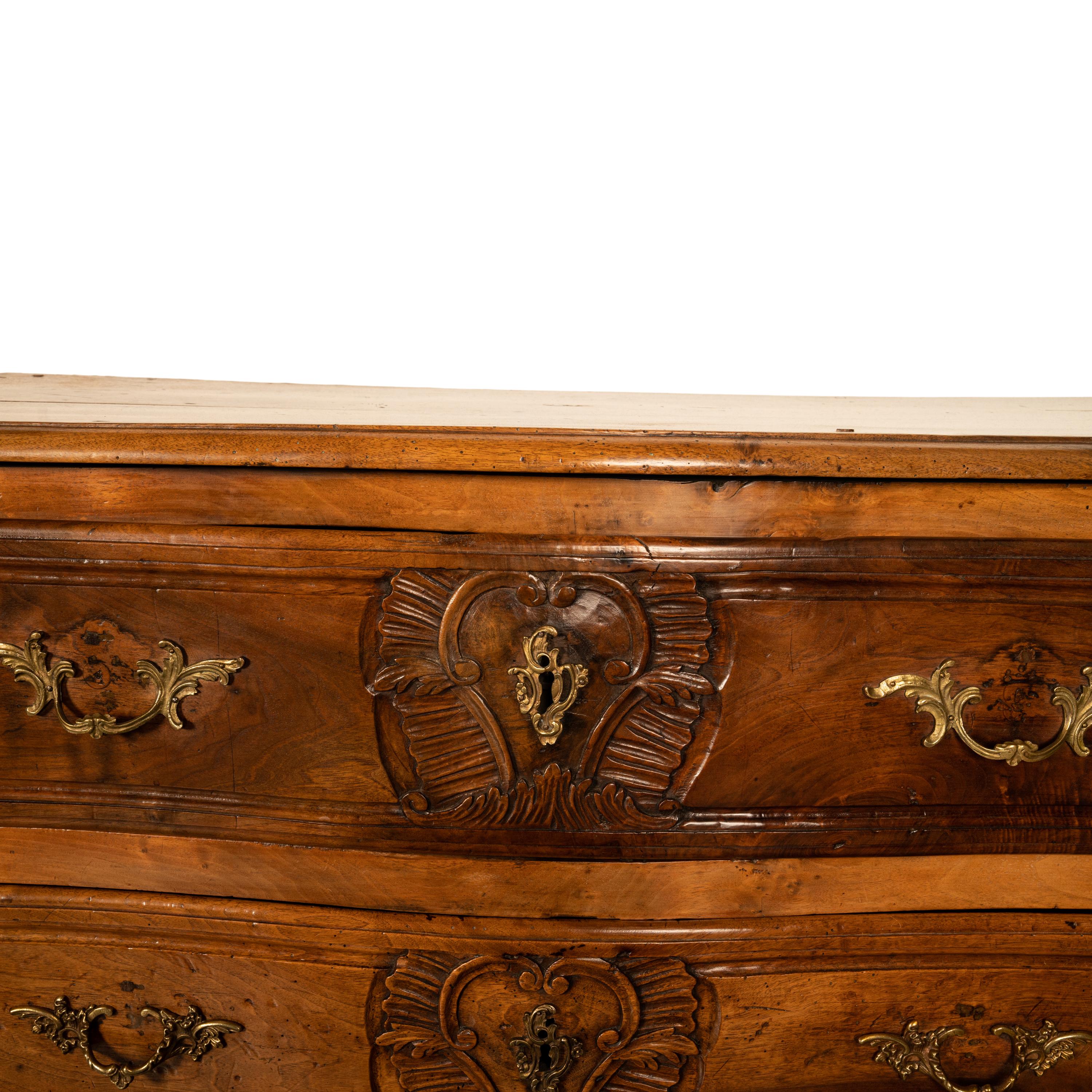 Antike französische Regence-Kommode aus geschnitztem Nussbaumholz mit 3 Schubladen, Provinz-Kommode, Lyon 1730 im Angebot 3