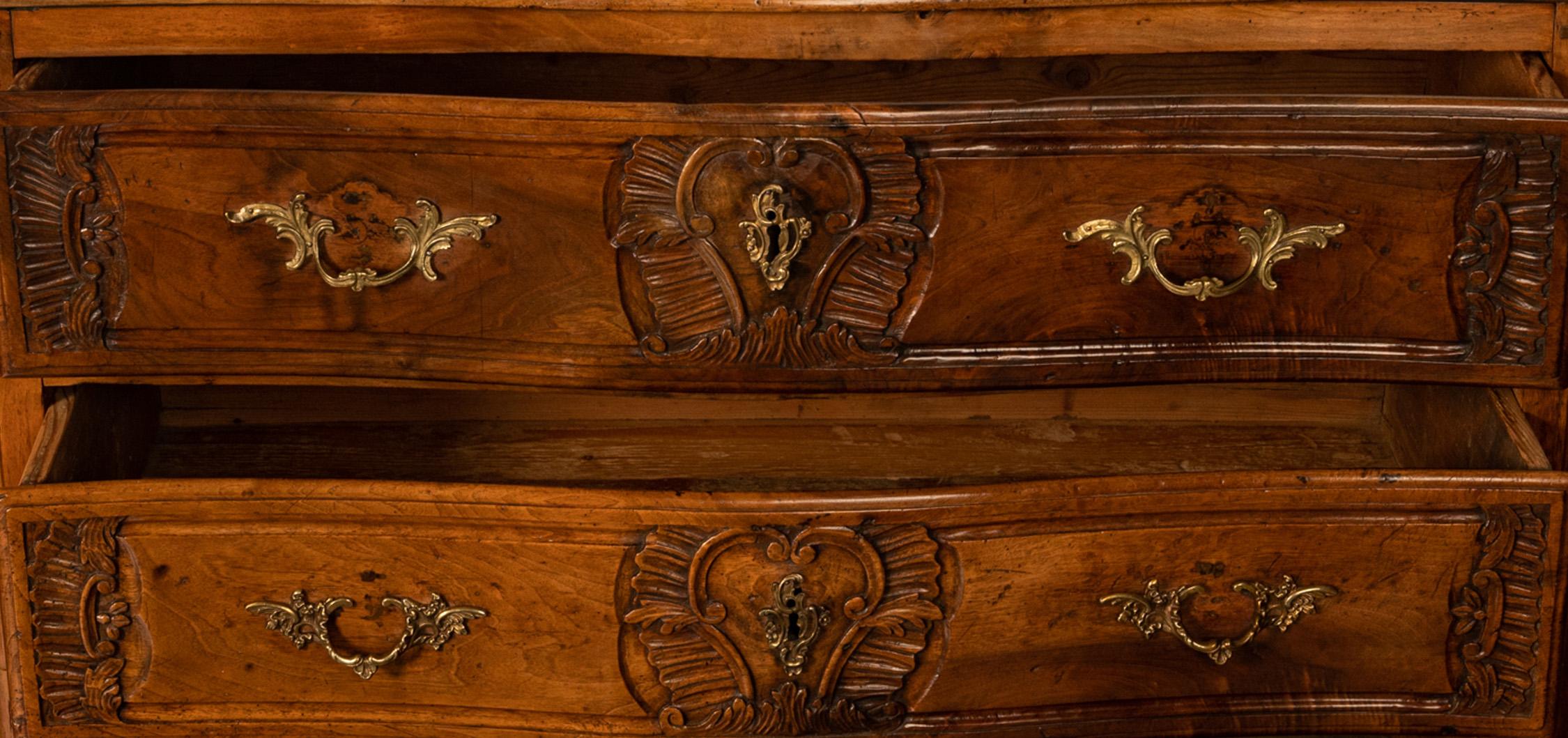 Antike französische Regence-Kommode aus geschnitztem Nussbaumholz mit 3 Schubladen, Provinz-Kommode, Lyon 1730 im Angebot 4