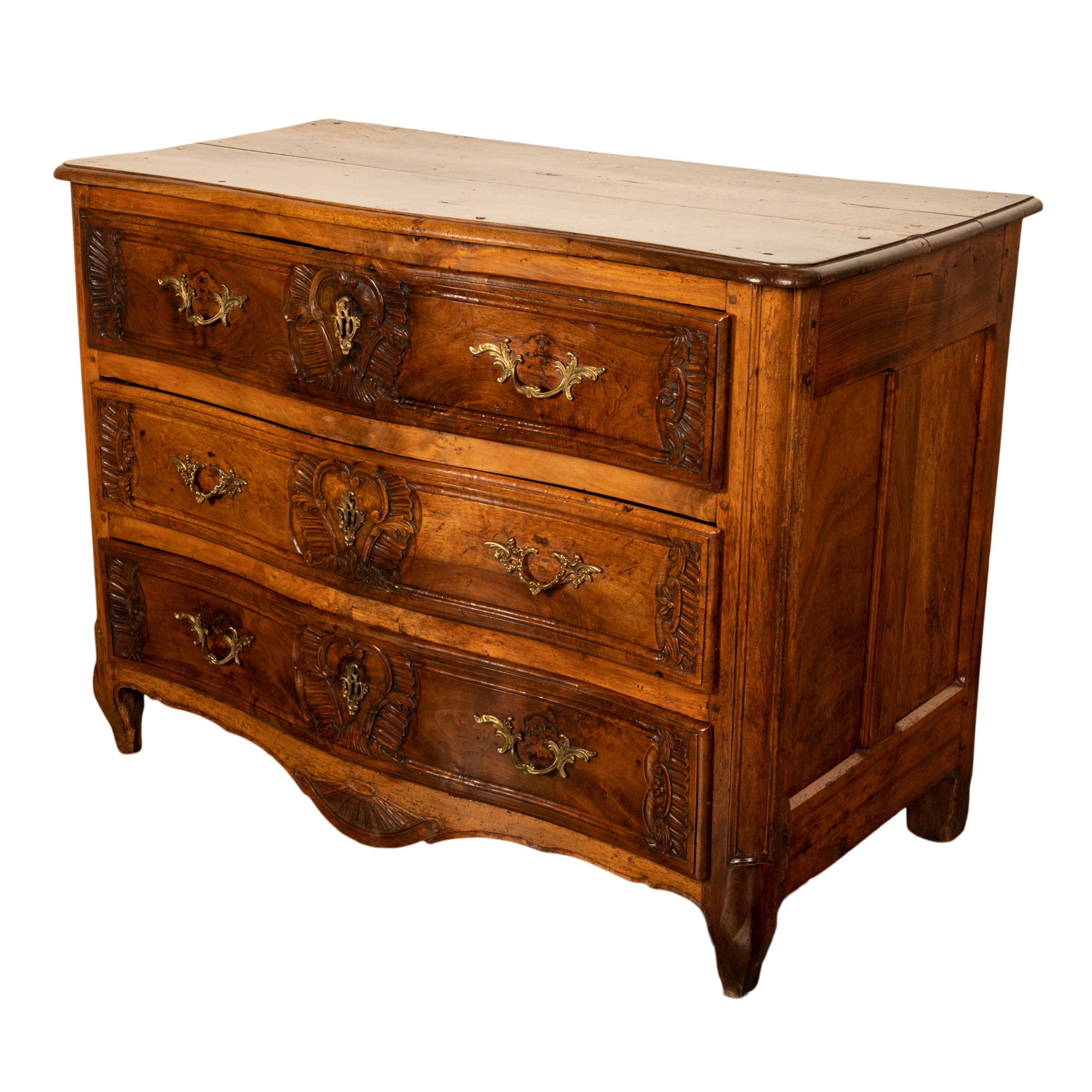 Antike französische Regence-Kommode aus geschnitztem Nussbaumholz mit 3 Schubladen, Provinz-Kommode, Lyon 1730 (Französisch) im Angebot