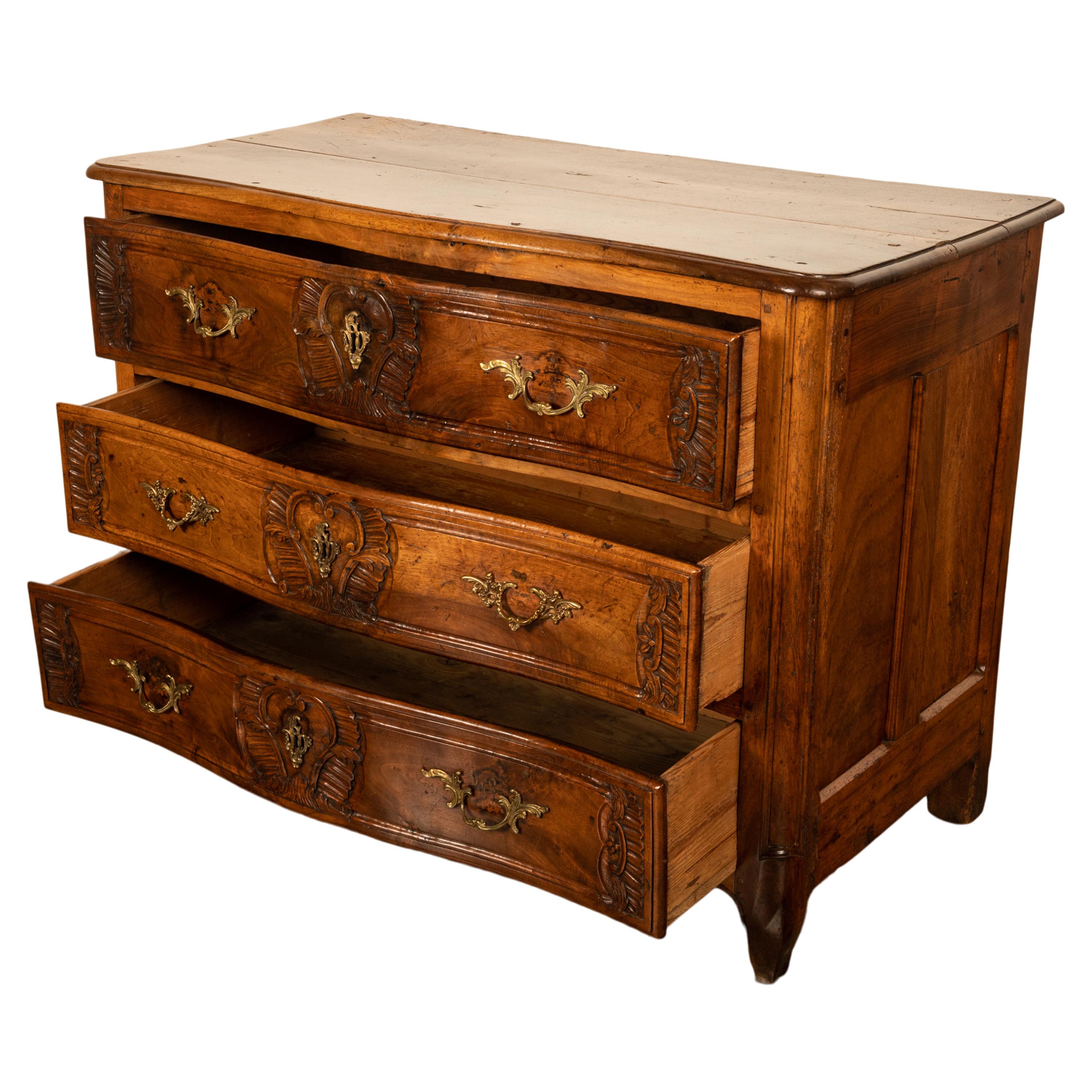 Antike französische Regence-Kommode aus geschnitztem Nussbaumholz mit 3 Schubladen, Provinz-Kommode, Lyon 1730 im Zustand „Gut“ im Angebot in Portland, OR