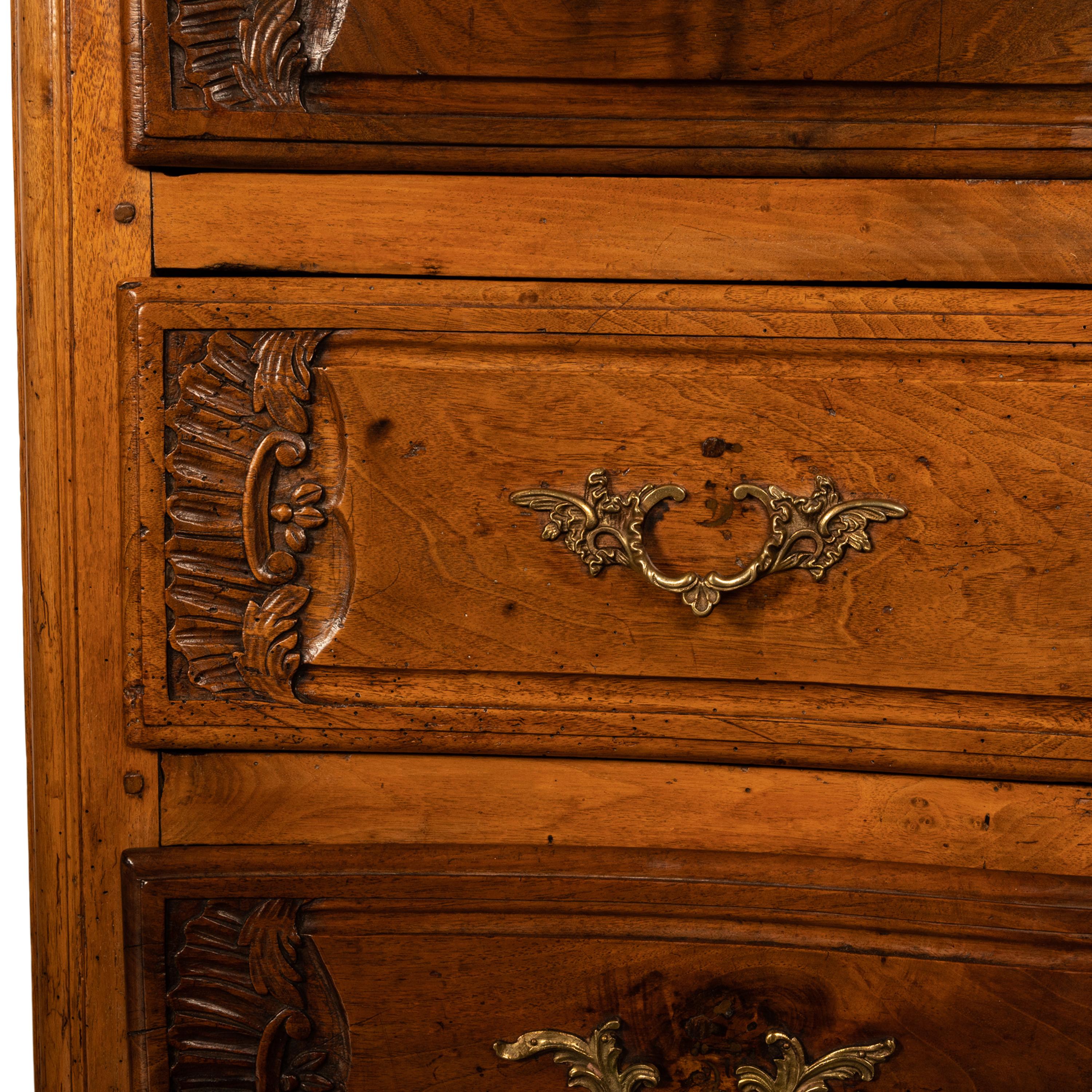 Antike französische Regence-Kommode aus geschnitztem Nussbaumholz mit 3 Schubladen, Provinz-Kommode, Lyon 1730 (Walnuss) im Angebot