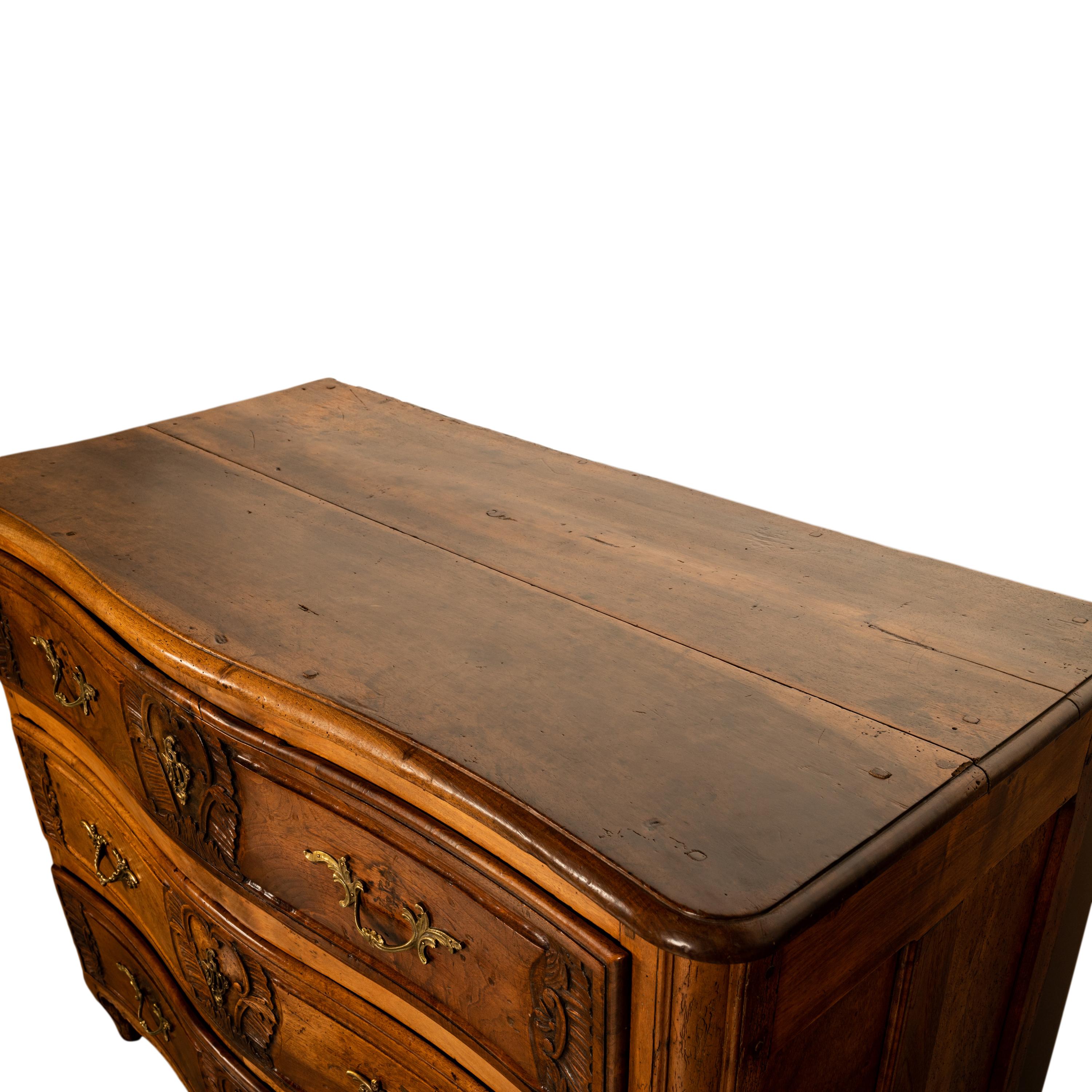Antike französische Regence-Kommode aus geschnitztem Nussbaumholz mit 3 Schubladen, Provinz-Kommode, Lyon 1730 im Angebot 1