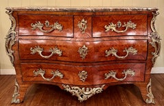 Commode ancienne française en bronze doré de Régence et plateau de marbre en bois de roi, vers 1780.