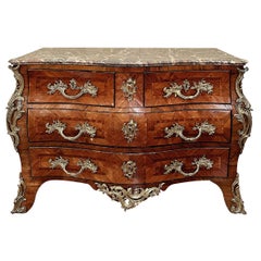 Commode ancienne française en bronze doré de Régence et plateau de marbre en bois de roi, vers 1780.
