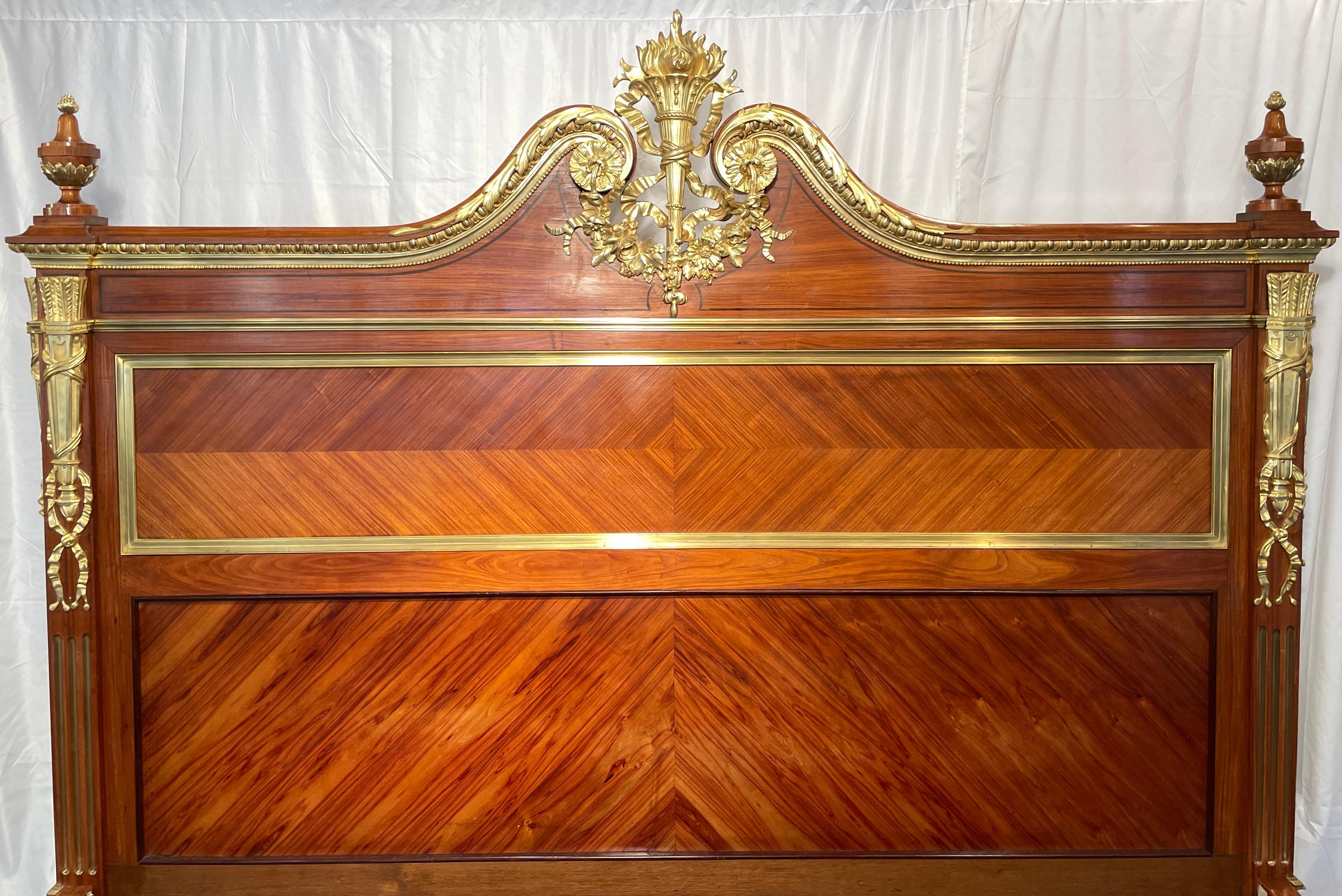 Außergewöhnliche antike französische Régence-Schlafzimmergarnitur aus Mahagoni mit Goldbronze, um 1875-1885. Master-Size-Bett, 2 Nachttische und ein Kleiderschrank. 
Abmessungen: 
Bett außen: 63 Zoll hoch x 70,5 Zoll breit x 83 Zoll tief