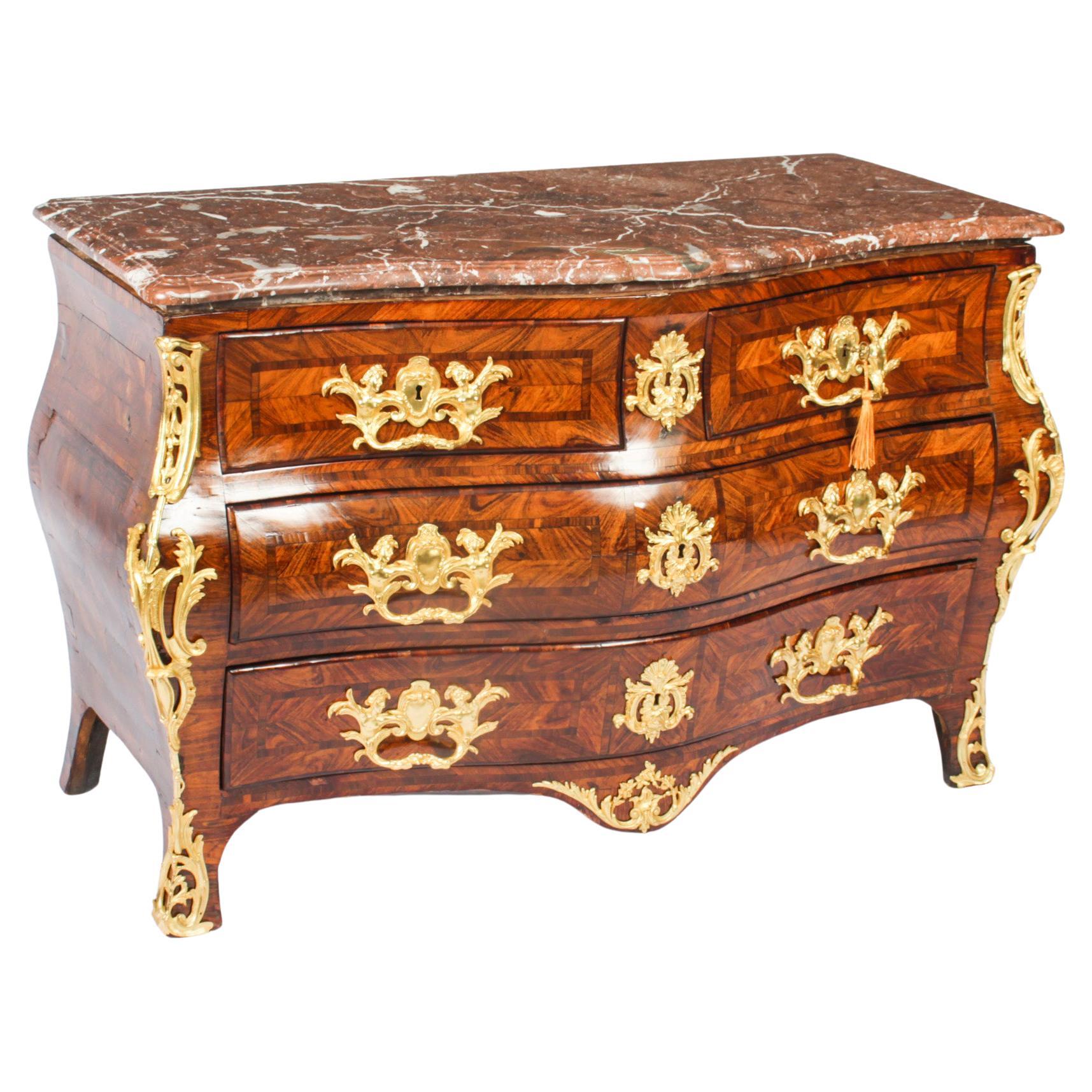 Ancienne commode française de style Régence montée en bronze doré, 18ème siècle