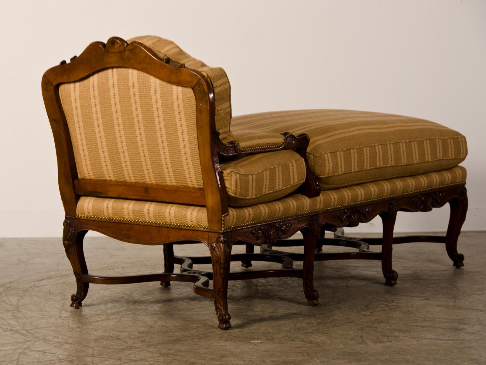 Hand-Carved Antique French Régence Period Carved Walnut Chaise Lounge, circa 1720 For Sale