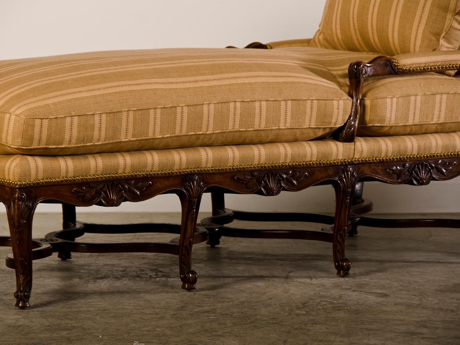 Antique French Régence Period Carved Walnut Chaise Lounge, circa 1720 In Good Condition For Sale In Houston, TX