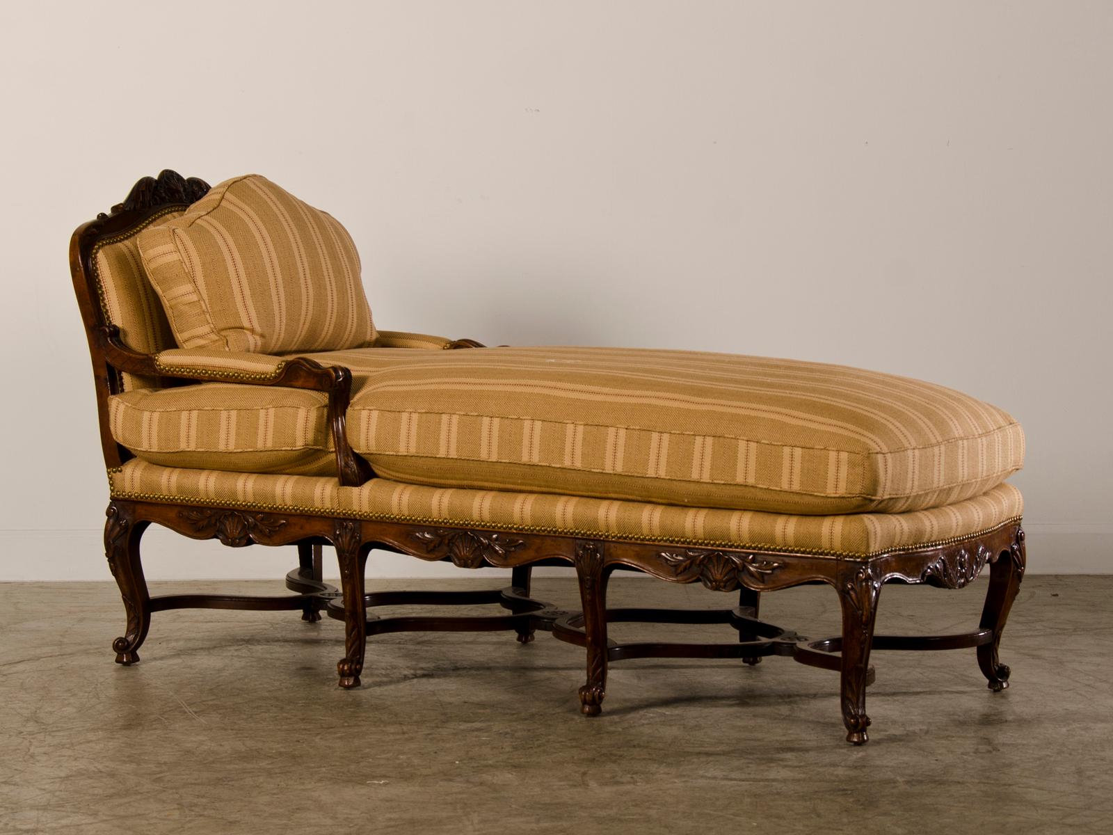 Antique French Régence Period Carved Walnut Chaise Lounge, circa 1720 For Sale 1