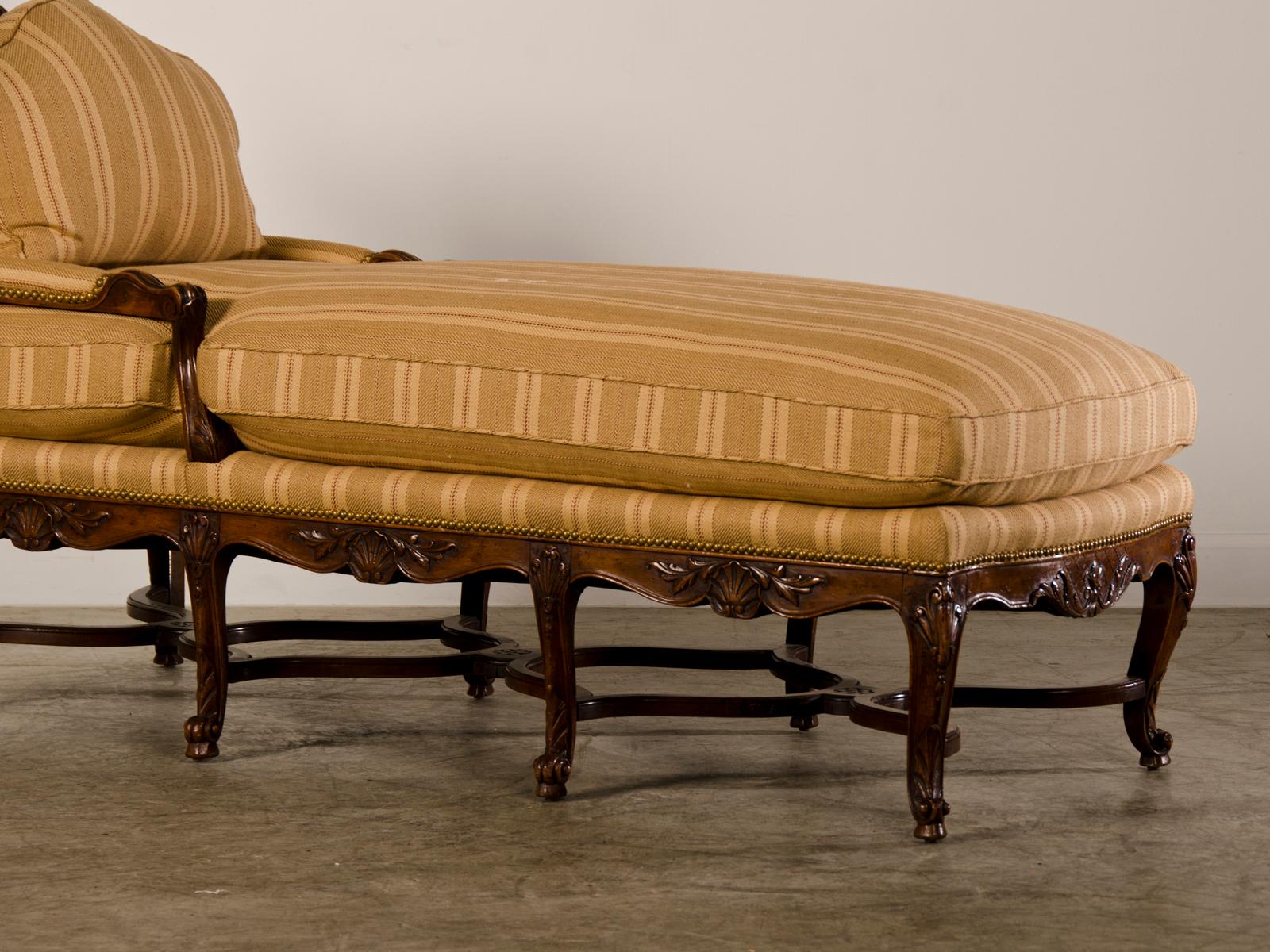 Antique French Régence Period Carved Walnut Chaise Lounge, circa 1720 For Sale 2