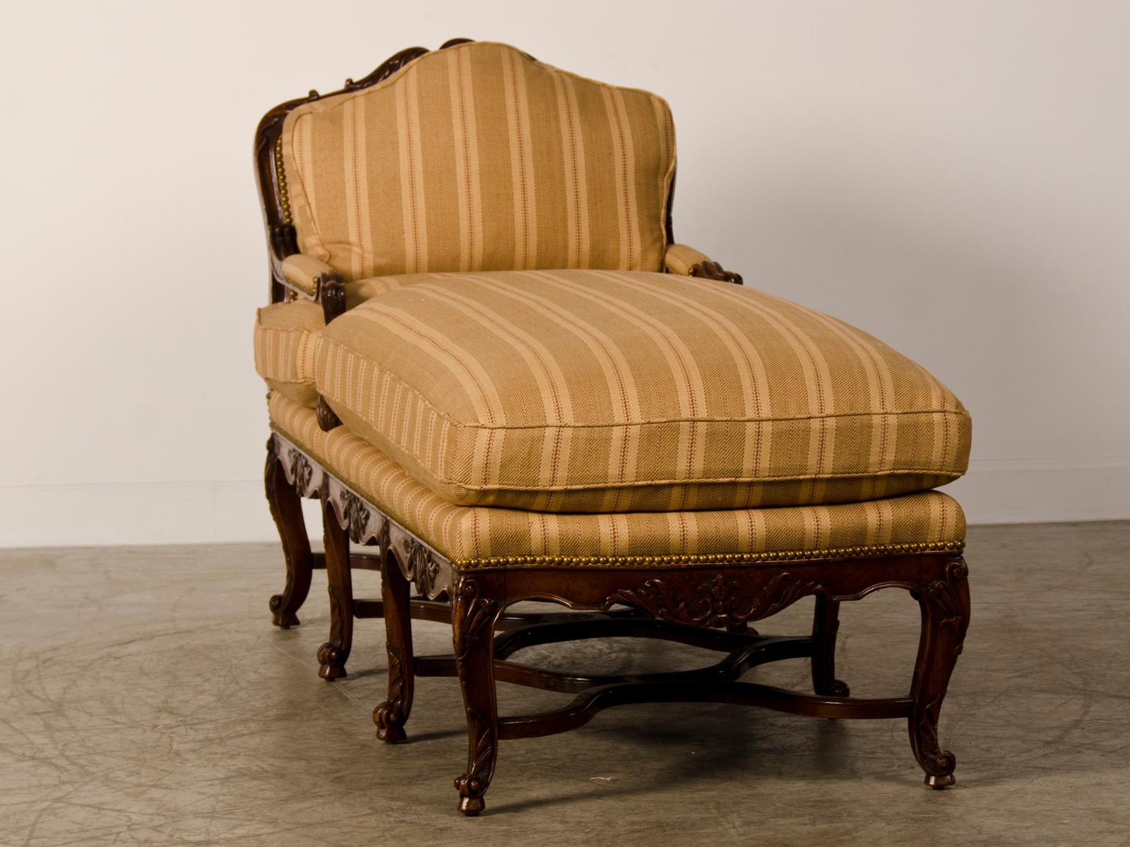 Antique French Régence Period Carved Walnut Chaise Lounge, circa 1720 For Sale 3