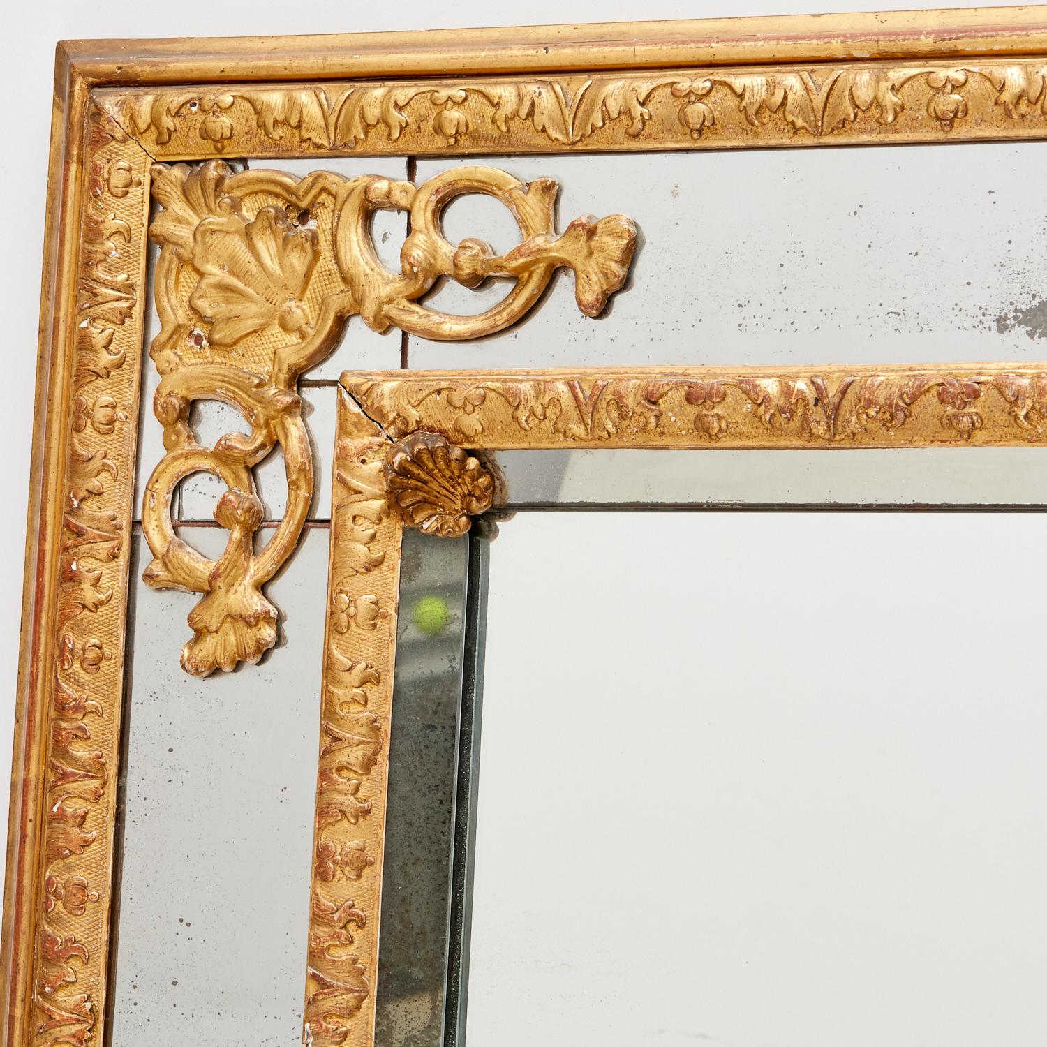 19e s. Miroir en bois doré sculpté de style Régence.  Le cadre rectangulaire en bois doré avec bordure en verre miroir présente un charmant motif de rinceaux, chaque coin étant orné d'une console foliée dorée.

La qualité de l'exécution de ce miroir