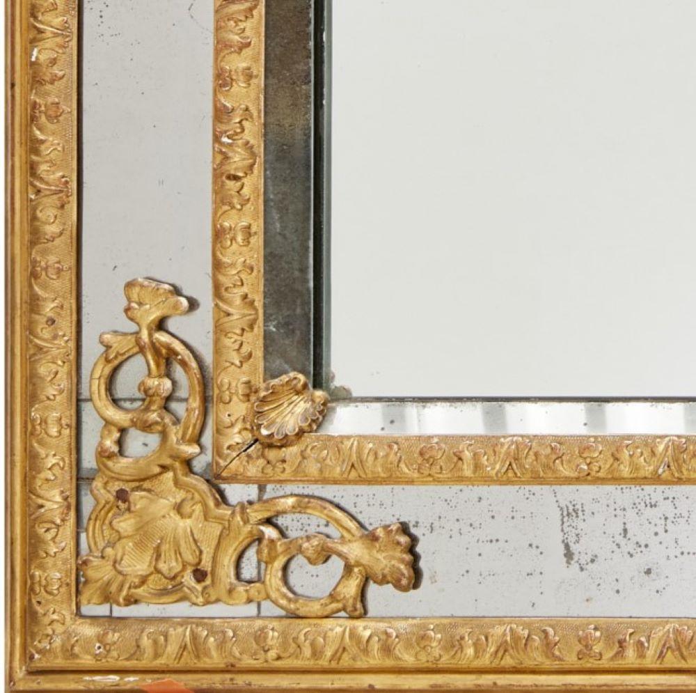 Français Antique Mirror en bois doré sculpté de style Régence français en vente