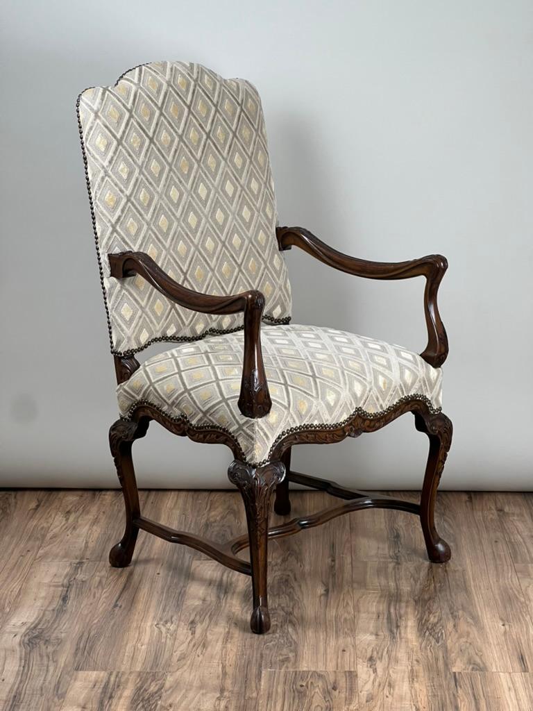 Este elegante sillón francés captura las curvas refinadas y los detalles tallados del periodo de la Régence, mezclando la audacia de Luis XIV con la gracia emergente de Luis XV. Esta silla, que probablemente data de principios del siglo XIX,