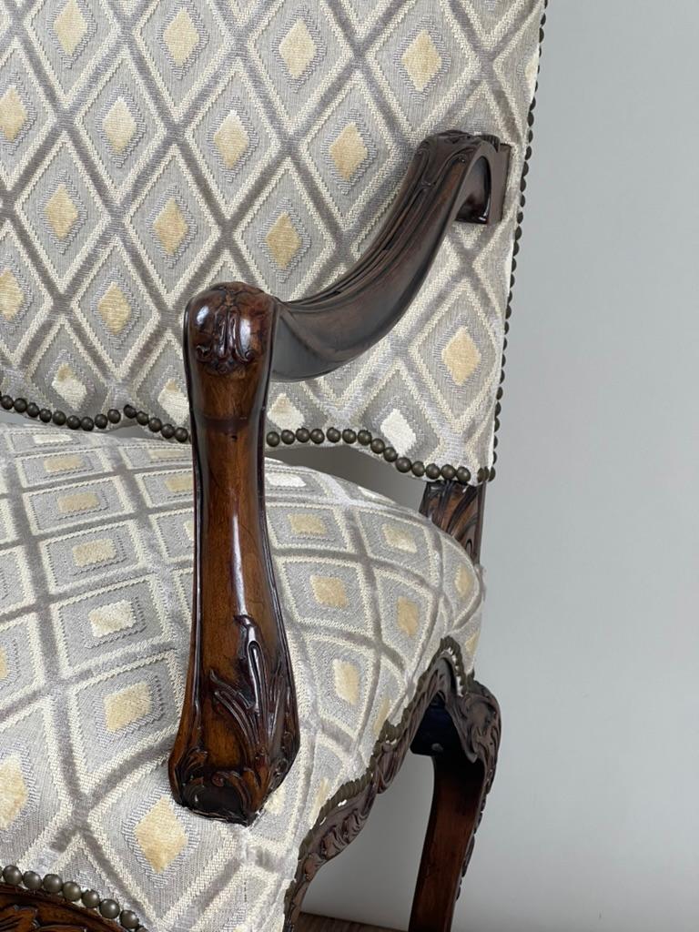Antiguo sillón francés de caoba tallada estilo Régence, c. Principios del siglo XIX Regencia en venta