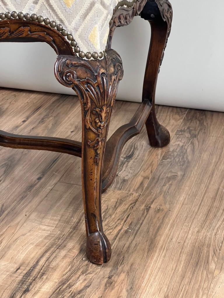 Antiguo sillón francés de caoba tallada estilo Régence, c. Principios del siglo XIX Francés en venta