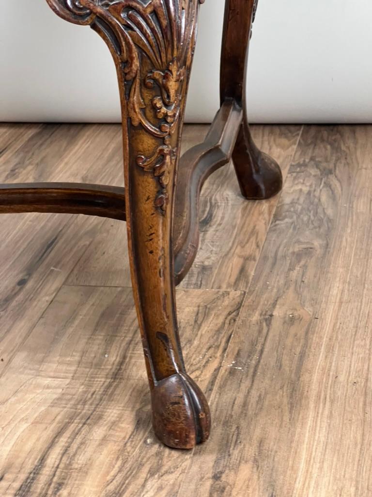 Antiguo sillón francés de caoba tallada estilo Régence, c. Principios del siglo XIX Tallado a mano en venta