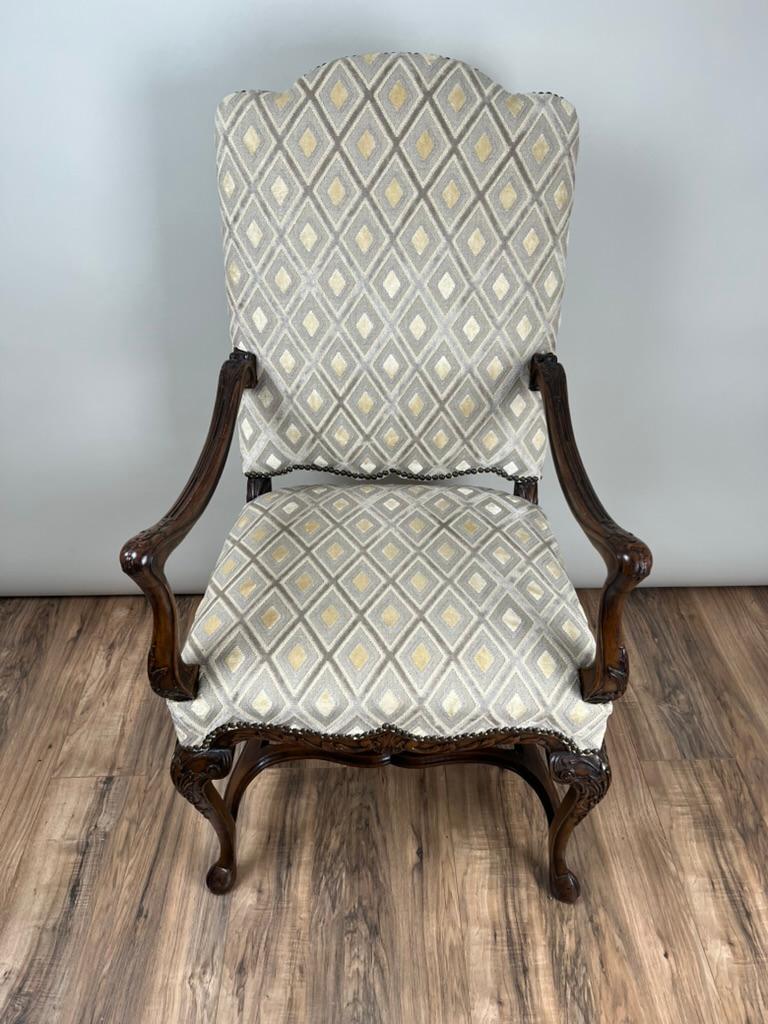 Antiguo sillón francés de caoba tallada estilo Régence, c. Principios del siglo XIX Caoba en venta
