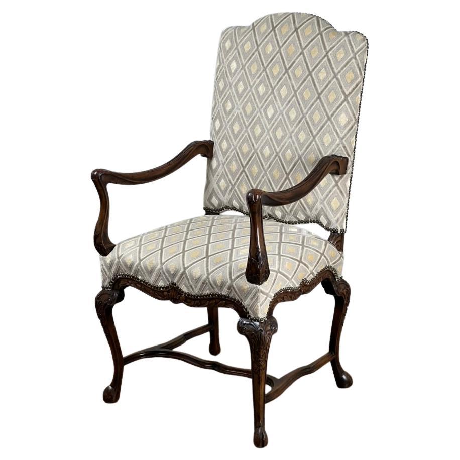 Antiguo sillón francés de caoba tallada estilo Régence, c. Principios del siglo XIX en venta