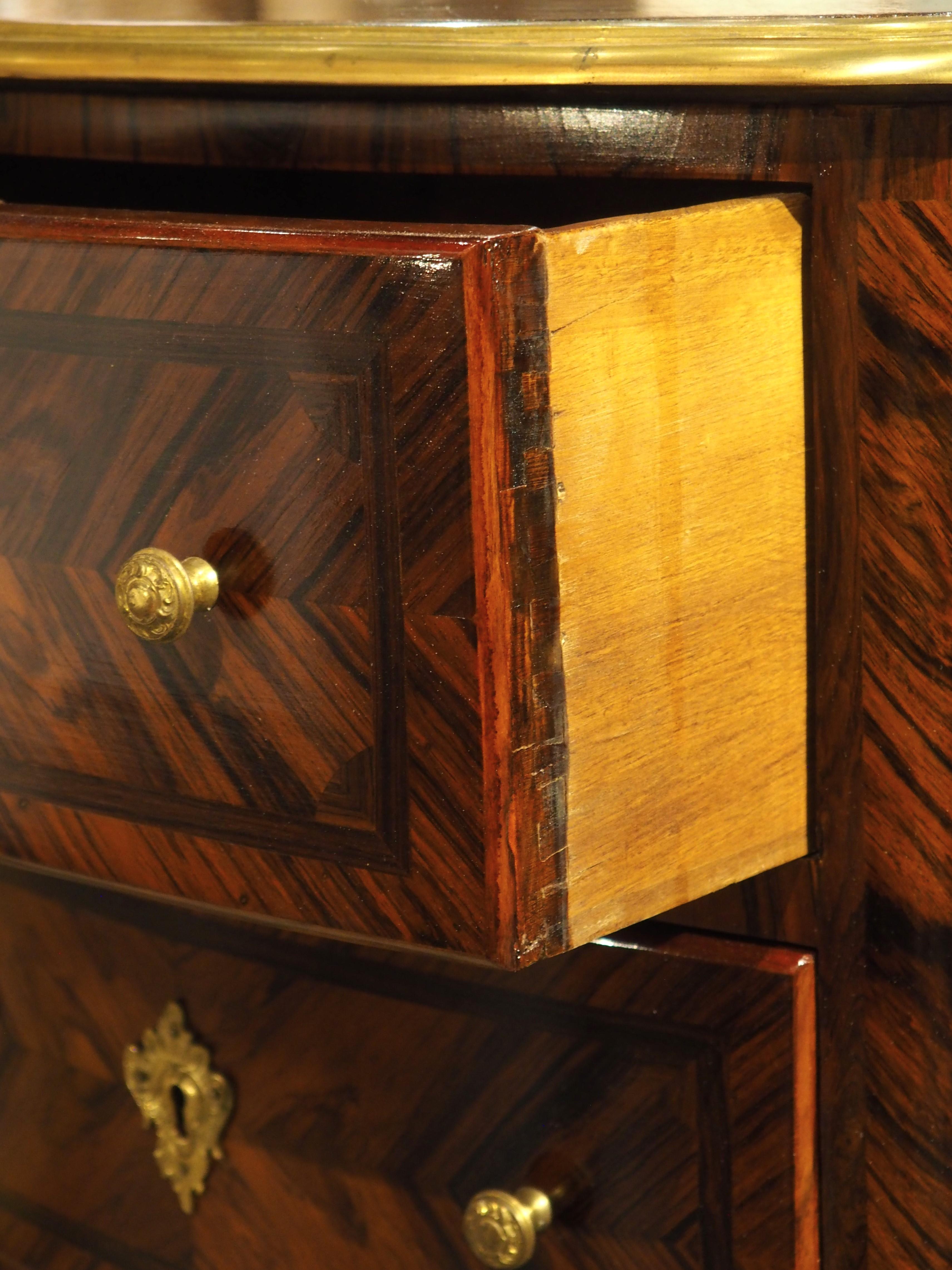 Luigi XIV Antique French Regence Style Commode con ferramenta Dore in bronzo, CIRCA 1875 in vendita