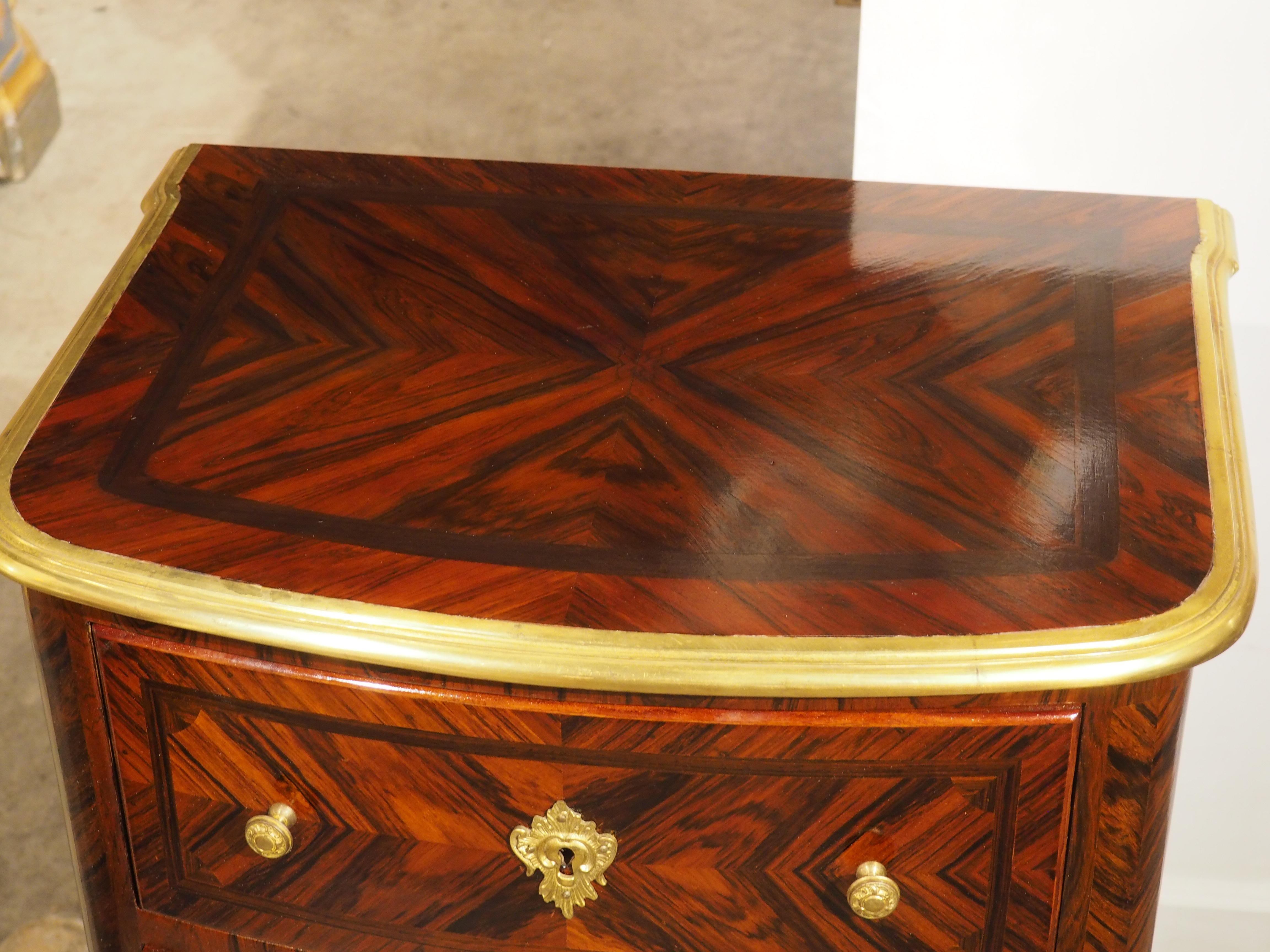 Francese Antique French Regence Style Commode con ferramenta Dore in bronzo, CIRCA 1875 in vendita