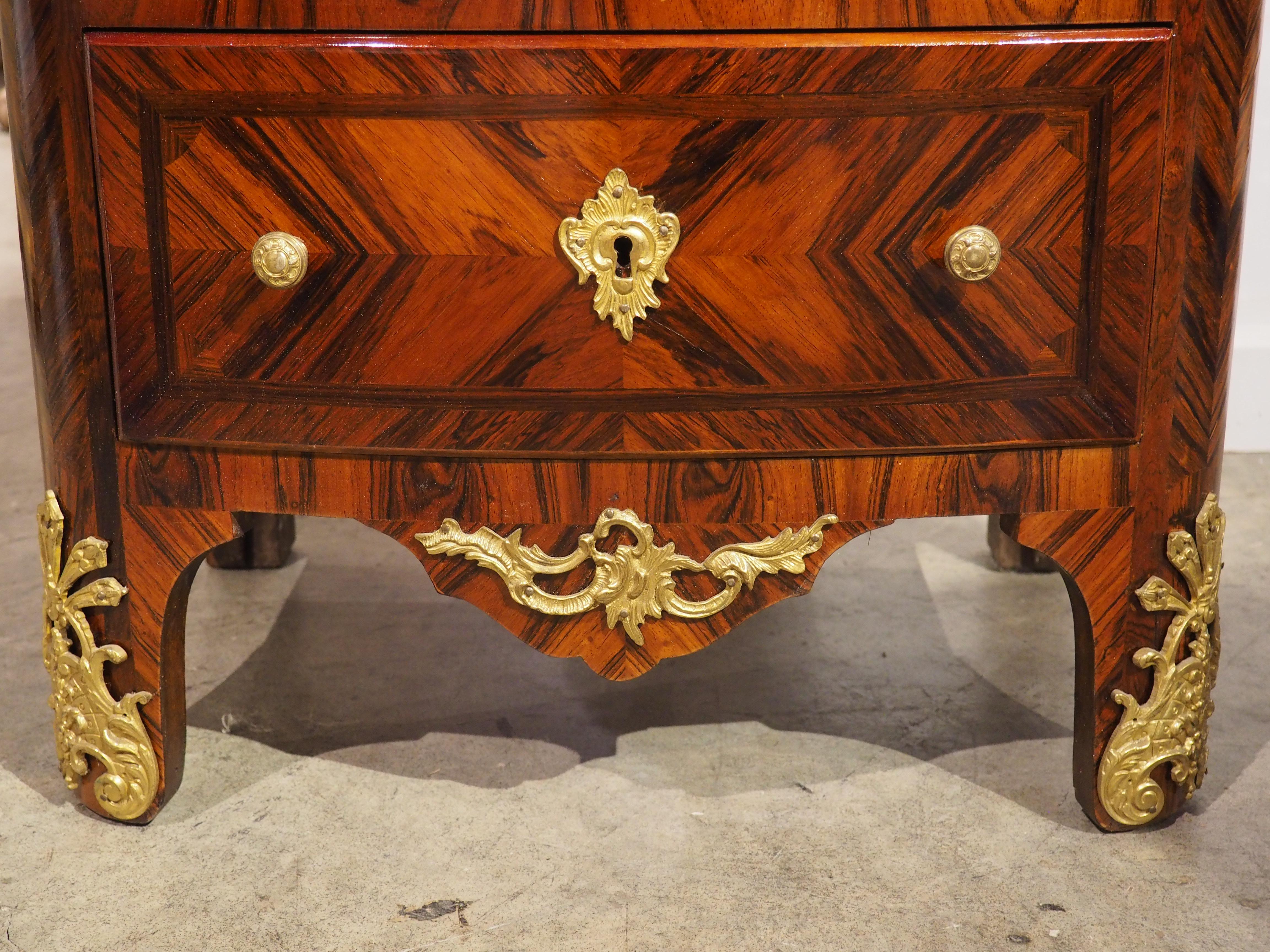 Dorato Antique French Regence Style Commode con ferramenta Dore in bronzo, CIRCA 1875 in vendita