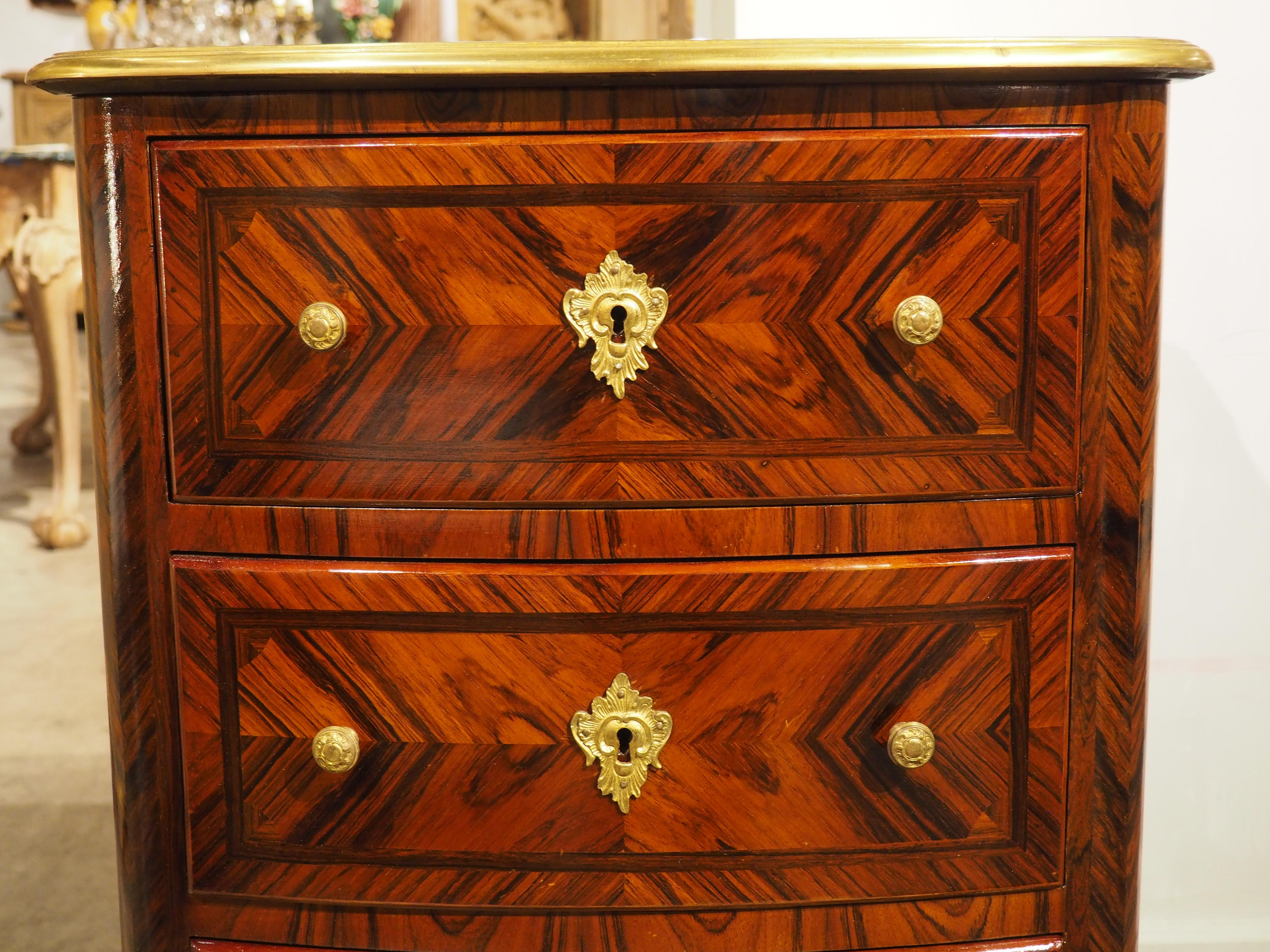 Antique French Regence Style Commode con ferramenta Dore in bronzo, CIRCA 1875 In condizioni buone in vendita a Dallas, TX