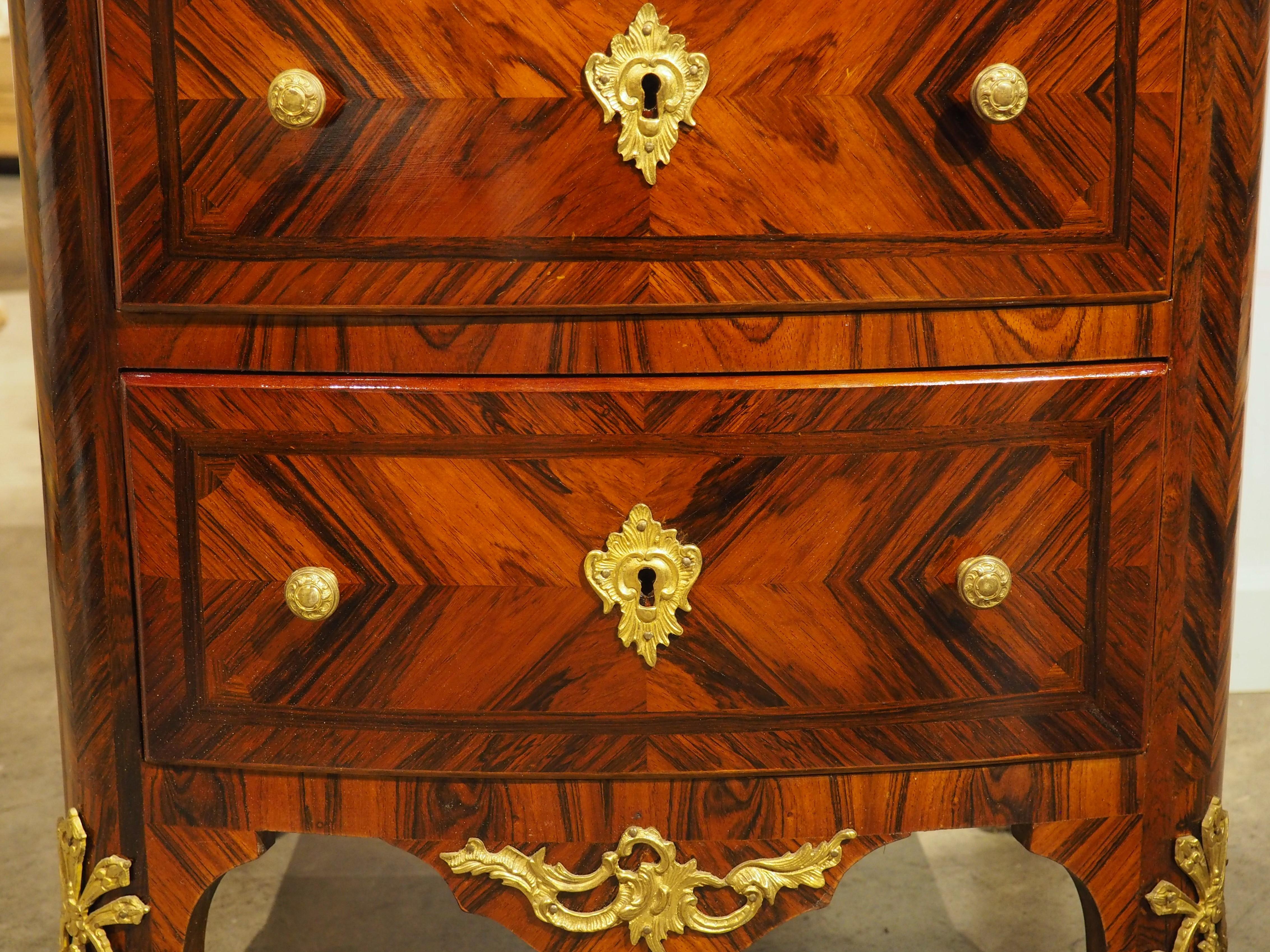 Fine XIX secolo Antique French Regence Style Commode con ferramenta Dore in bronzo, CIRCA 1875 in vendita