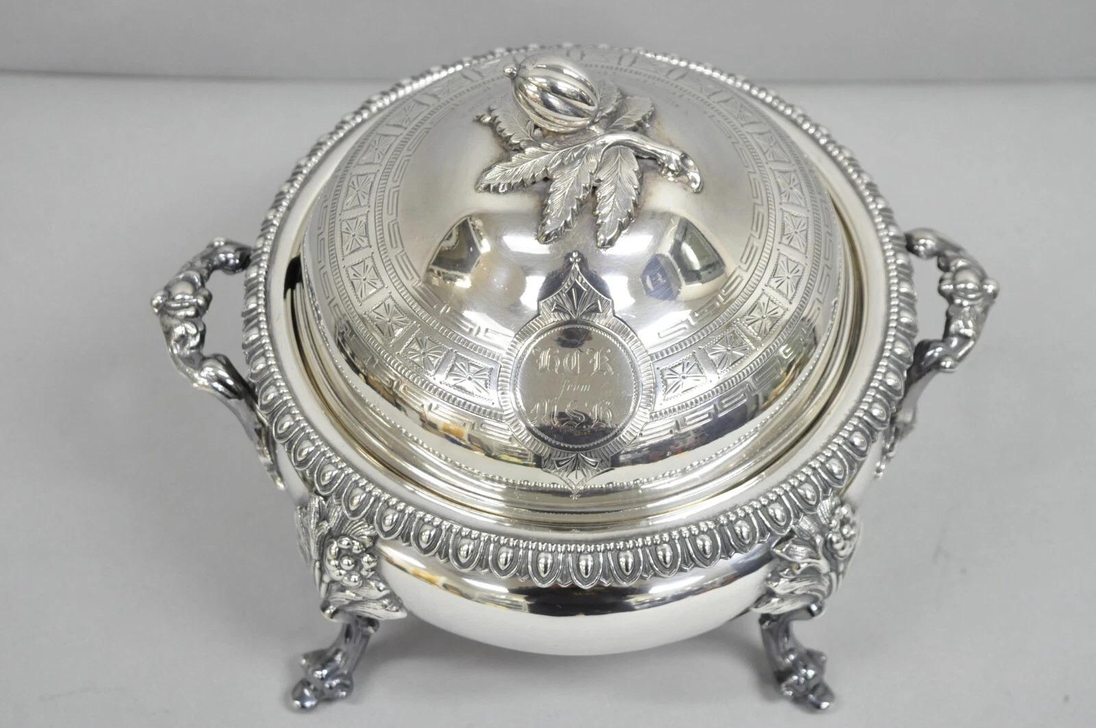 Baroque Soupière ancienne de style Régence française baroque à fleurs repoussées en métal argenté en vente