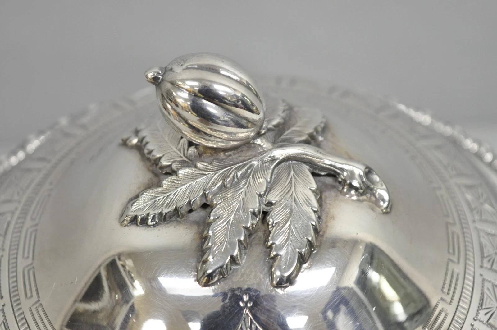 Plaqué argent Soupière ancienne de style Régence française baroque à fleurs repoussées en métal argenté en vente