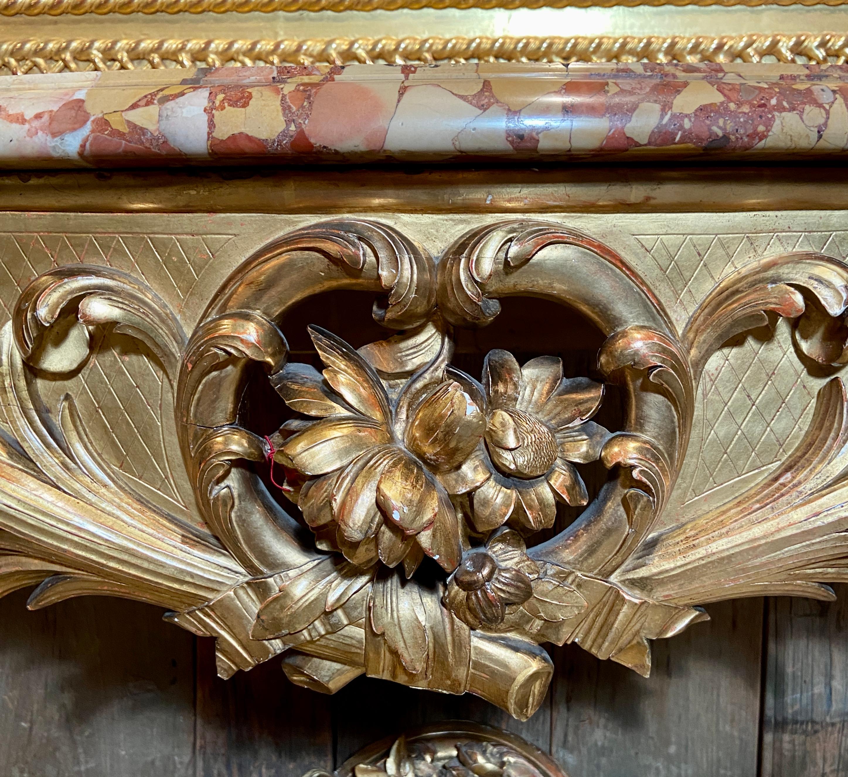 Antike französische Regency-Konsole aus geschnitztem Holz mit Blattgold und Marmorplatte, um 1860 im Zustand „Gut“ im Angebot in New Orleans, LA
