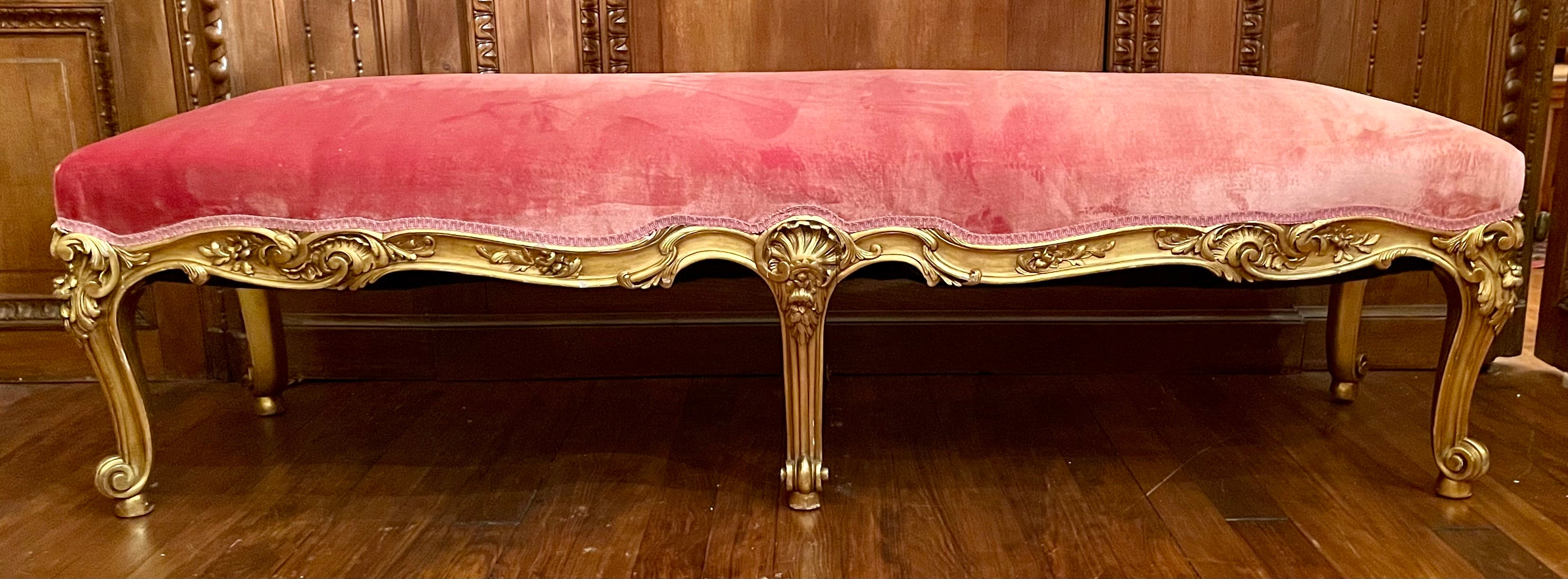 Ancienne banquette ou banc long en bois sculpté et feuilles d'or de style Régence française, Circa 1875-1885.