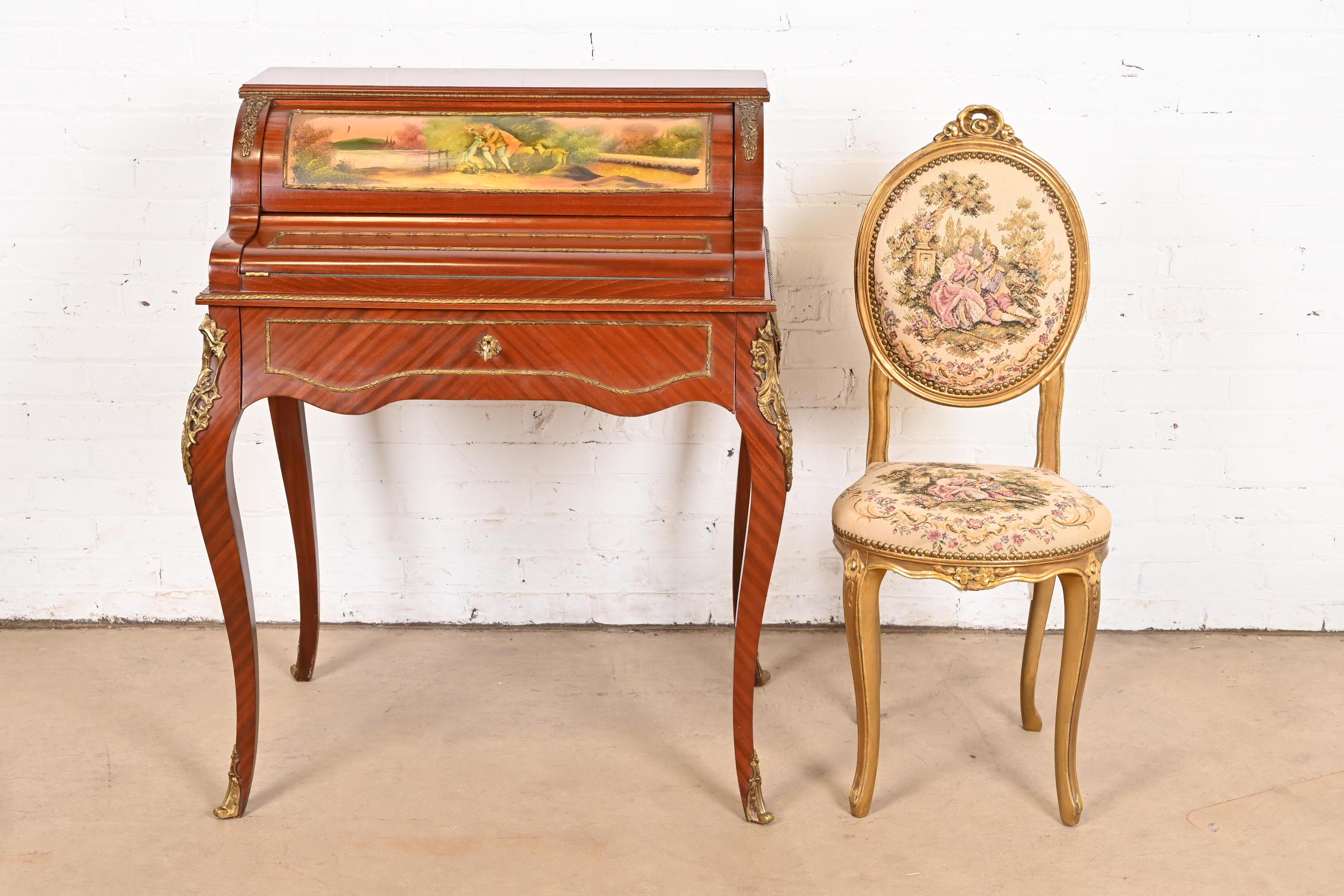 Eine wunderschöne antike Französisch Regency Louis XV Stil bureau de pente Rolle oben Damen Schreibtisch mit petite italienischen Gold vergoldet Schreibtischstuhl

Nach dem Vorbild von Vernis Martin

Frankreich und Italien, ca. 1920er