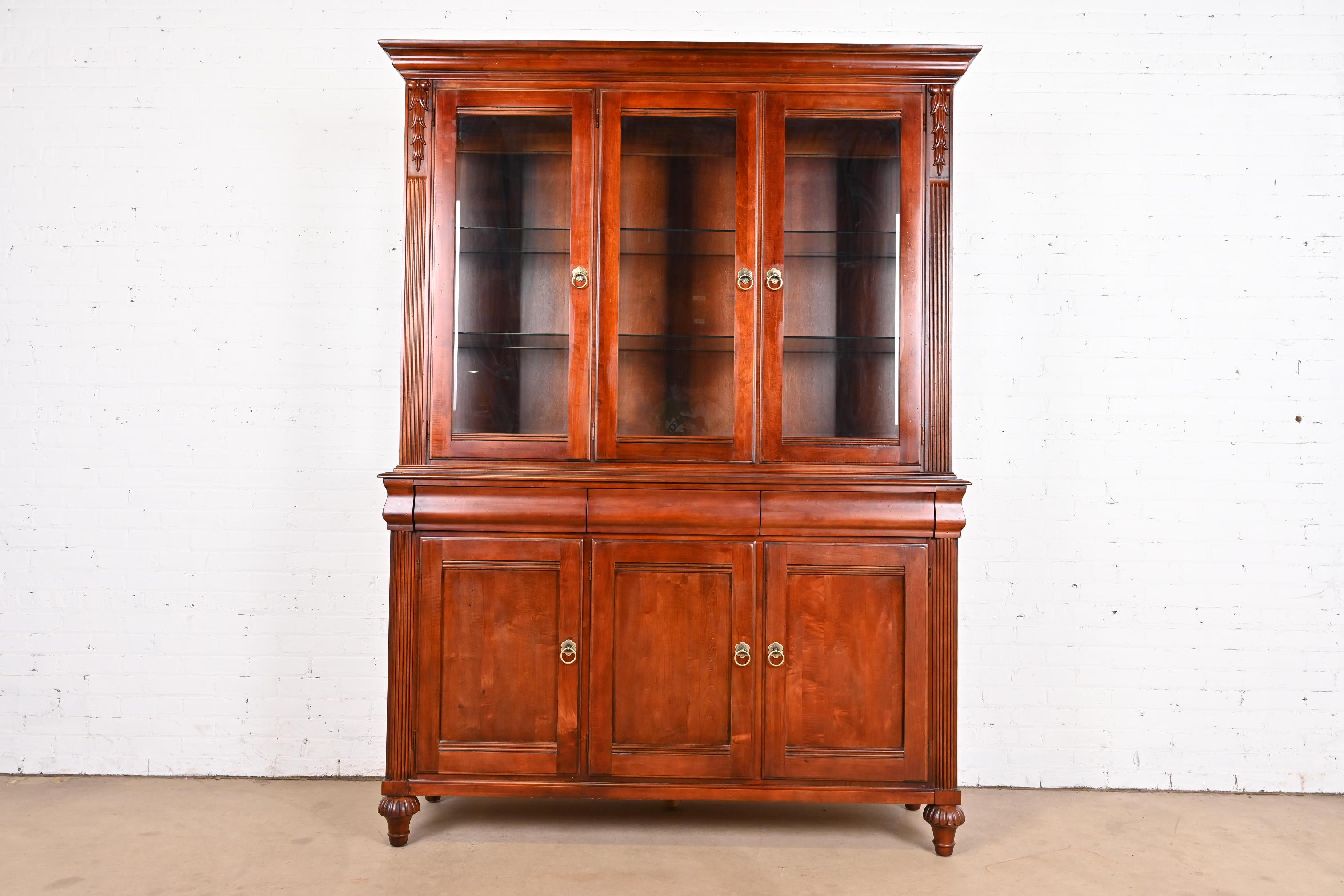 Eine wunderschöne beleuchtete Vitrine oder ein Bücherregal im Louis-XVI-Stil im französischen Provinzial- oder Regency-Stil

USA, circa Ende des 20. Jahrhunderts

Geschnitztes Kirschholz, mit Glasfront und -seiten und originalen