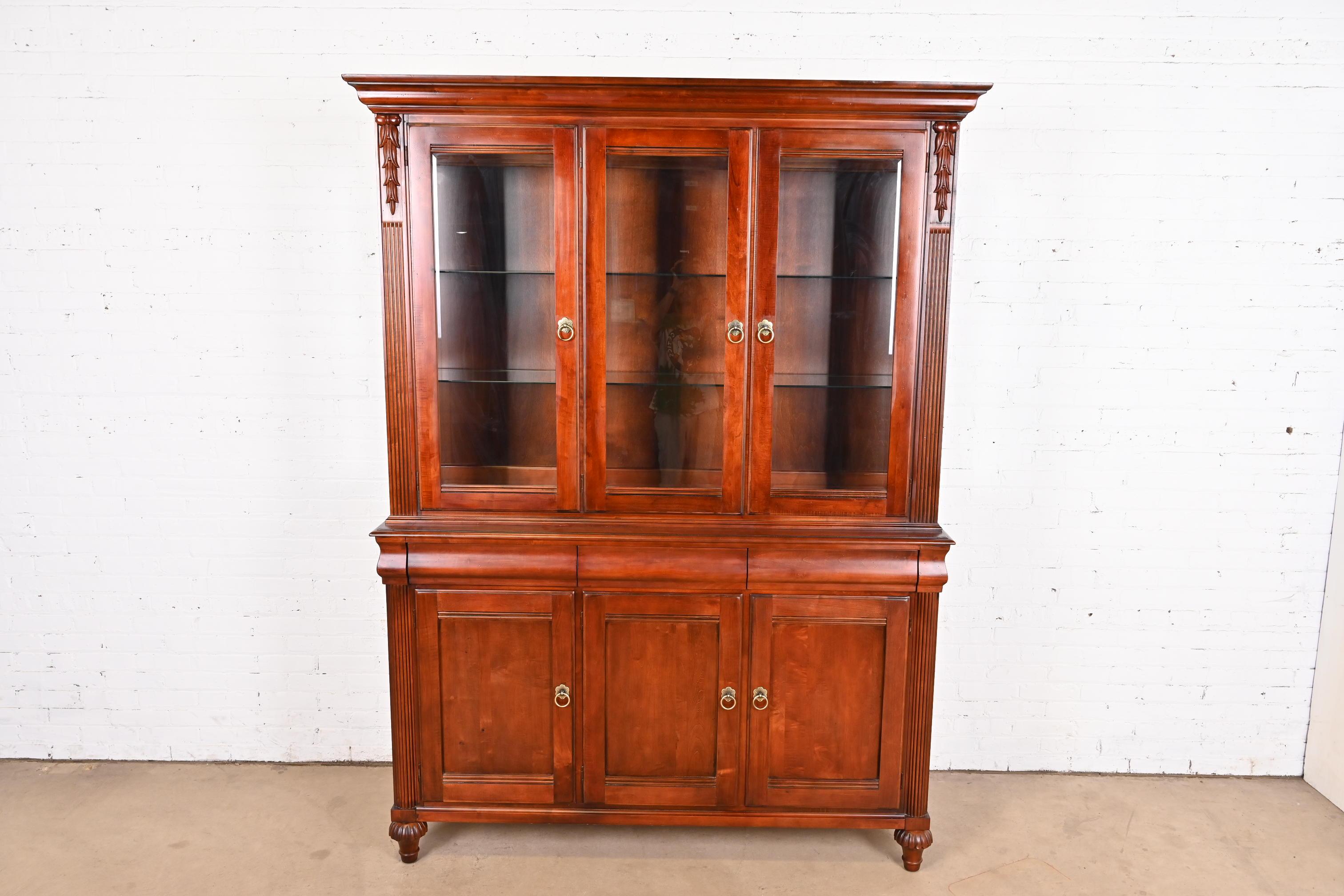 Antikes französisches Regency-Bücherregal aus geschnitztem Kirschbaumholz, Louis XVI.-Stil, beleuchtet, Breakfront (Französische Provence) im Angebot