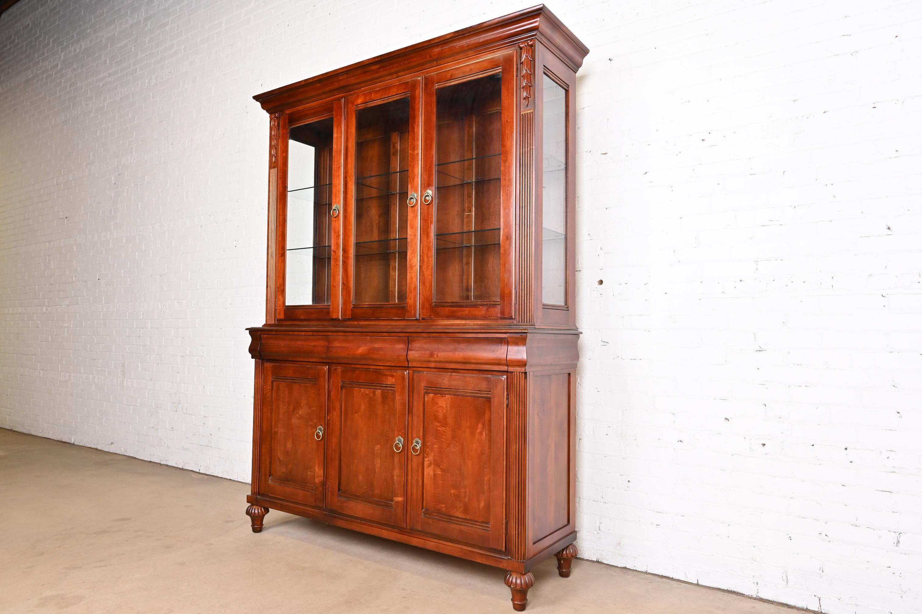 Antikes französisches Regency-Bücherregal aus geschnitztem Kirschbaumholz, Louis XVI.-Stil, beleuchtet, Breakfront (amerikanisch) im Angebot