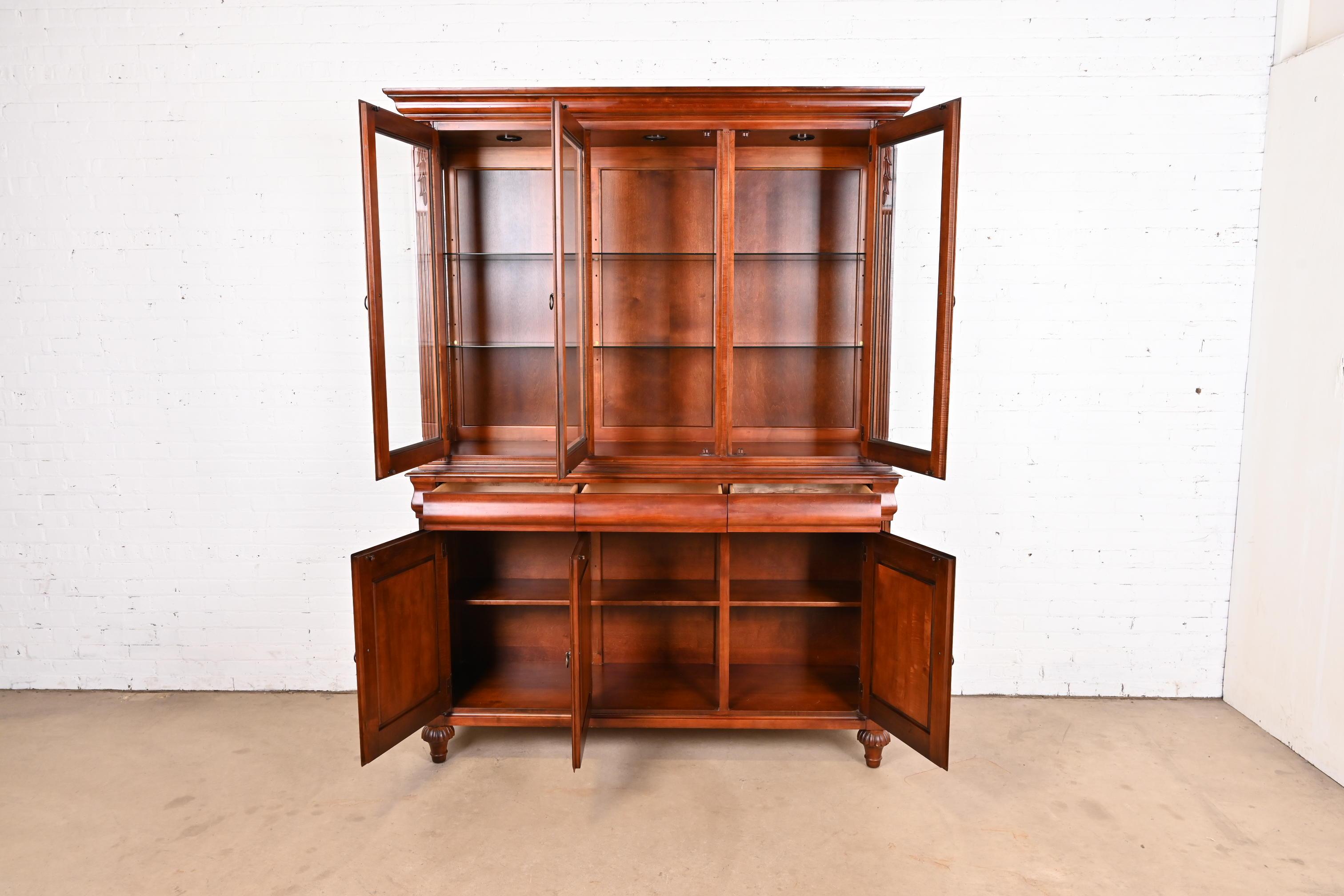 Antikes französisches Regency-Bücherregal aus geschnitztem Kirschbaumholz, Louis XVI.-Stil, beleuchtet, Breakfront (20. Jahrhundert) im Angebot