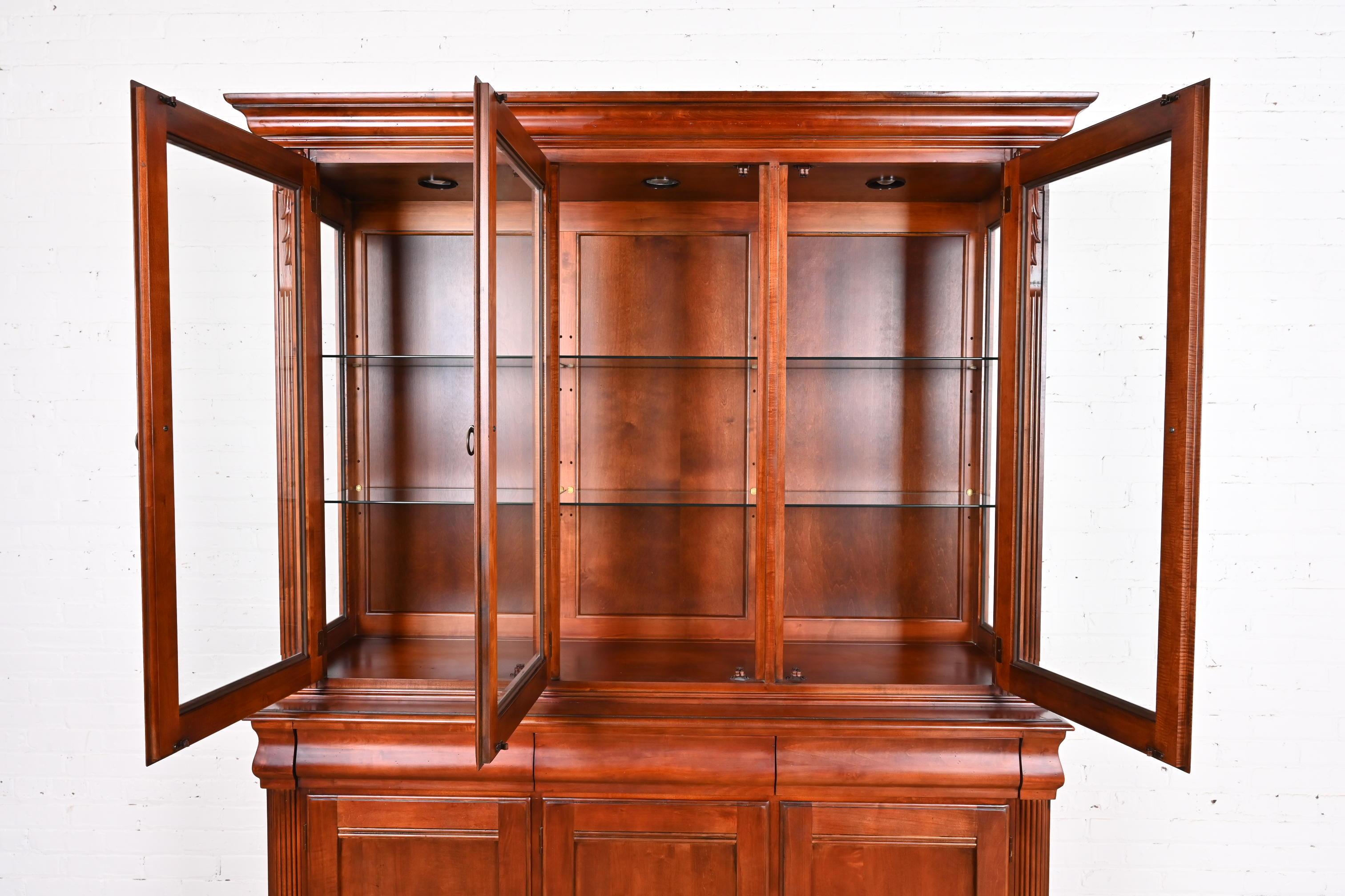 Antikes französisches Regency-Bücherregal aus geschnitztem Kirschbaumholz, Louis XVI.-Stil, beleuchtet, Breakfront (Messing) im Angebot