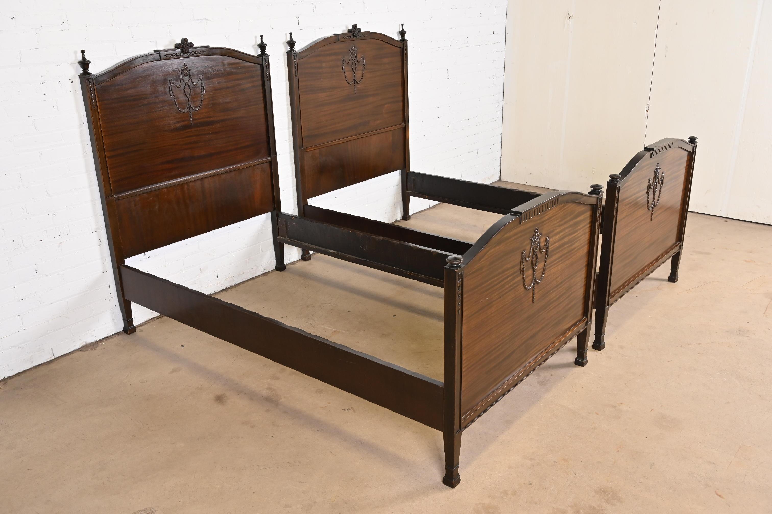 Ein wunderschönes Paar antiker französischer Regency-Betten im Louis XVI-Stil aus geschnitztem Mahagoni in zwei Größen

Im Stil von Romweber

USA, Anfang des 20. Jahrhunderts

Maße: 42 