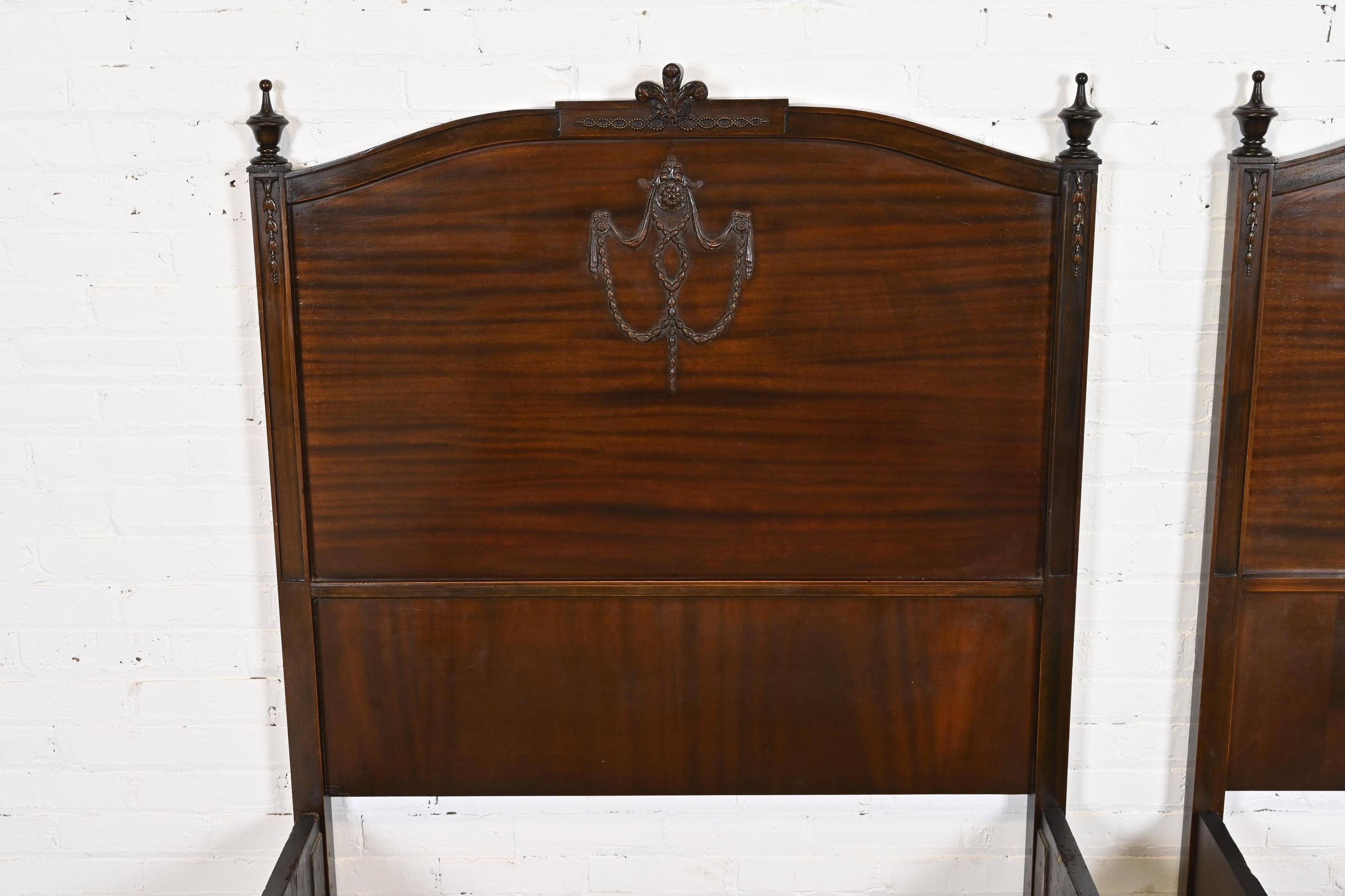 Antike französische Regency-Betten aus geschnitztem Mahagoni im Louis-XVI.-Stil, Paar im Zustand „Gut“ im Angebot in South Bend, IN
