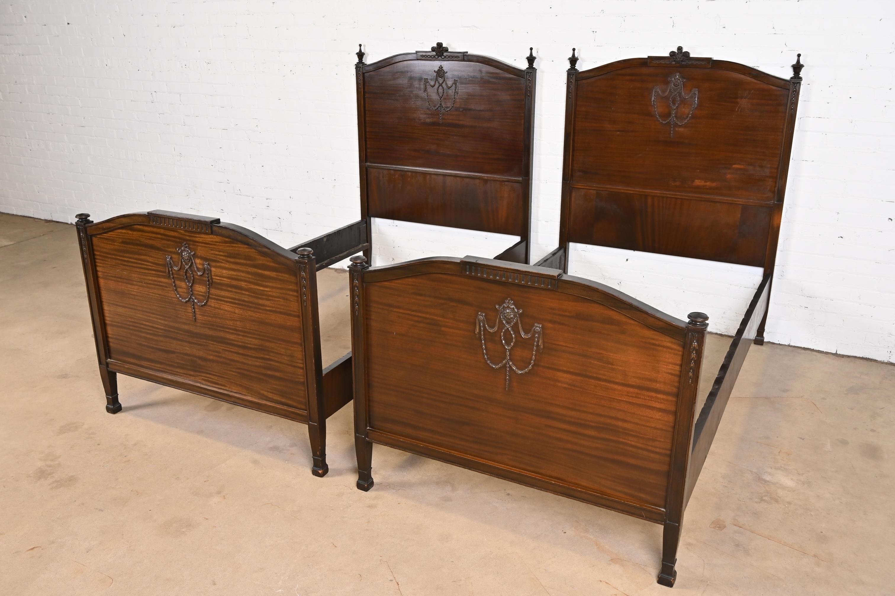 Antike französische Regency-Betten aus geschnitztem Mahagoni im Louis-XVI.-Stil, Paar im Angebot 2