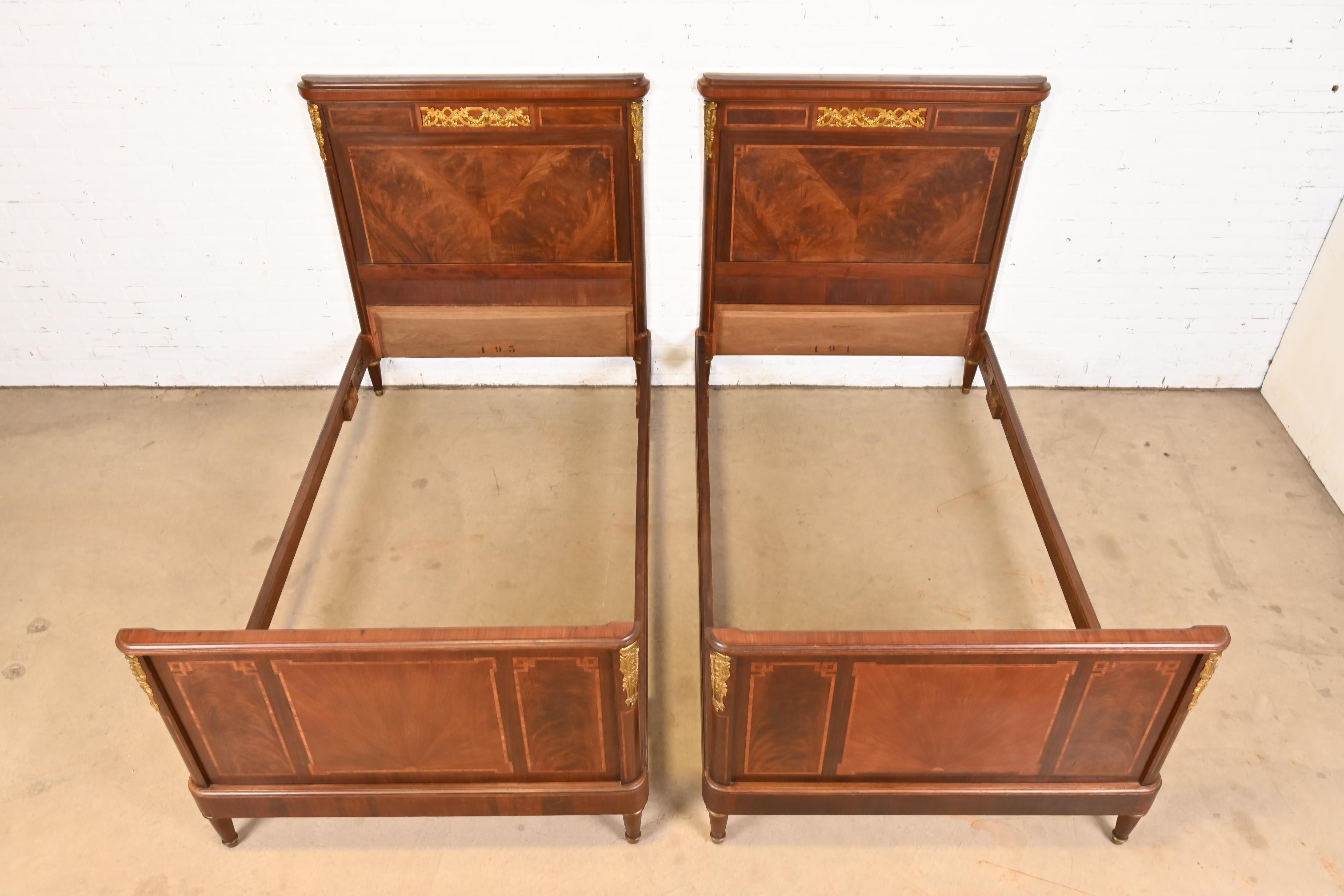 Antique French Regency Louis XVI Inlaid Flame Mahogany Bronze Mounted Twin Beds For Sale 4