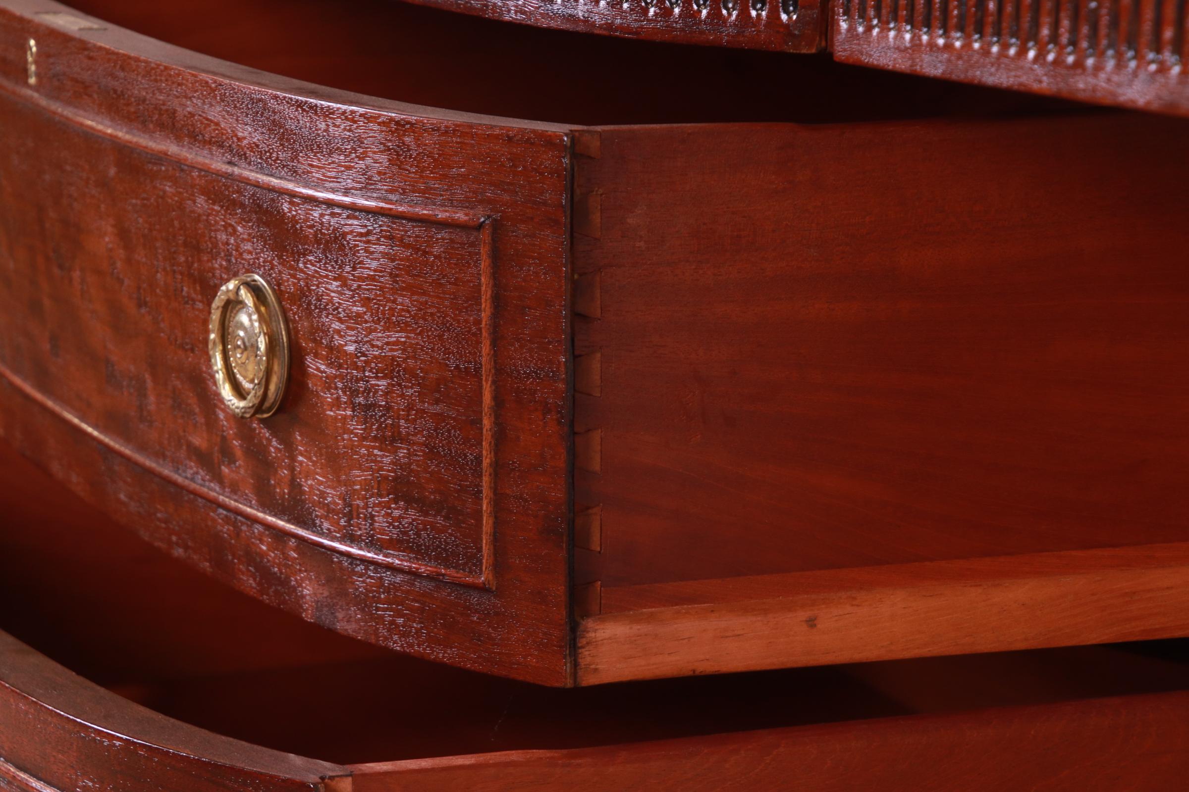 Antikes französisches Regency-Sideboard oder Barschrank aus geschnitztem Mahagoni im Louis-XVI-Stil im Angebot 7